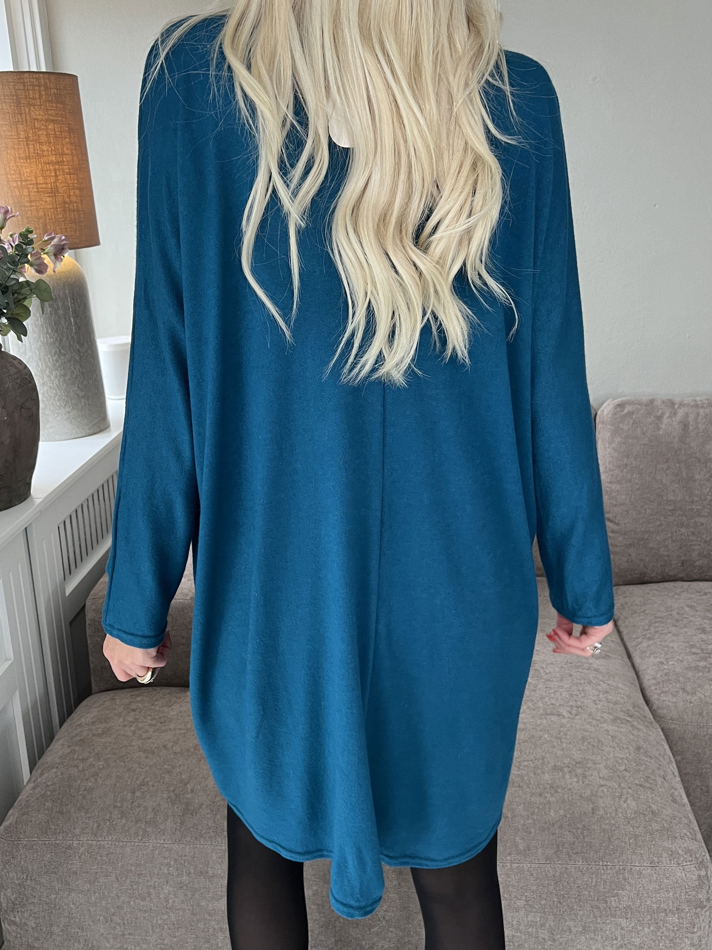 Filippa - Blød strikkjole med lynlås