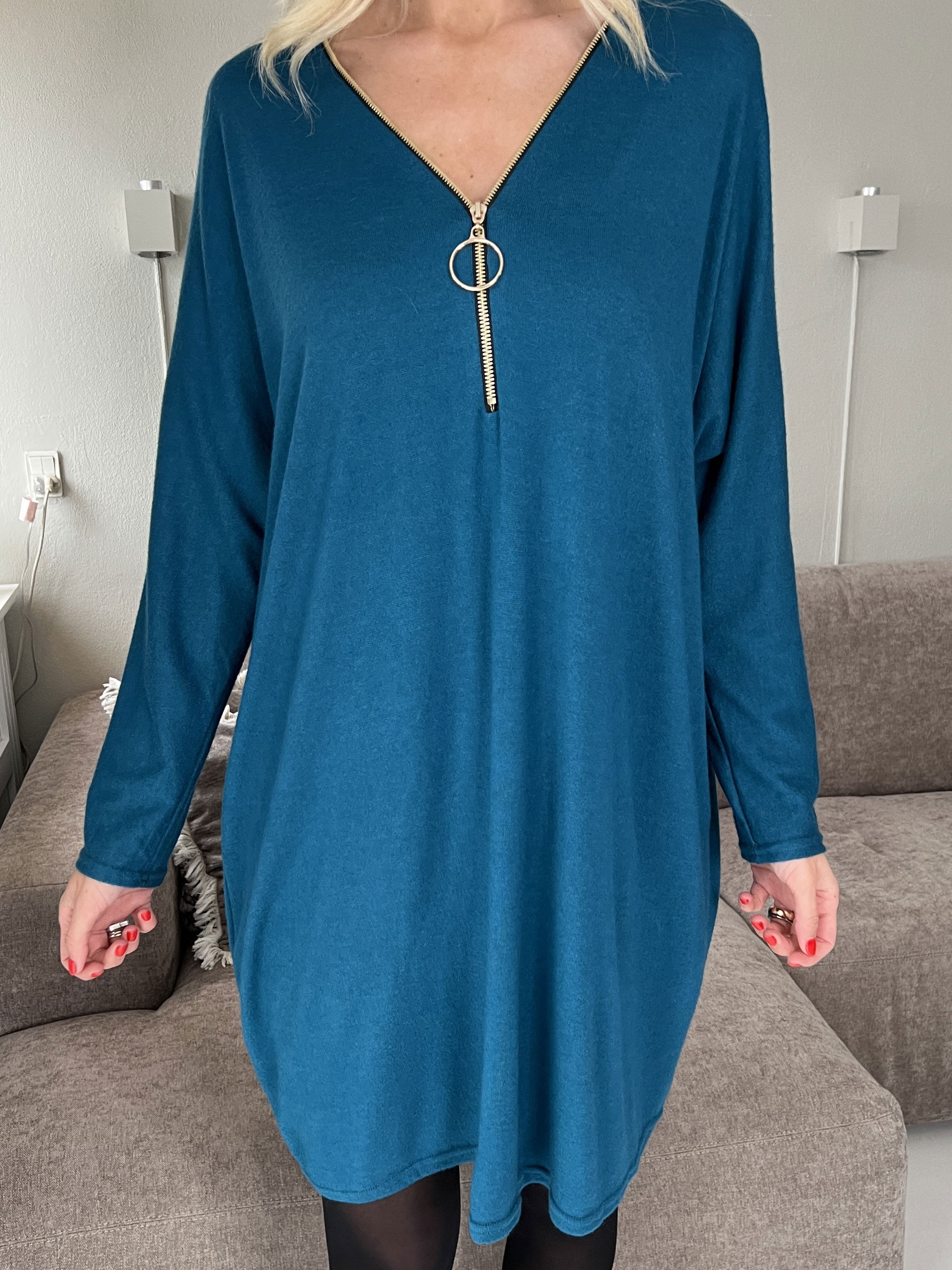 Filippa - Blød strikkjole med lynlås