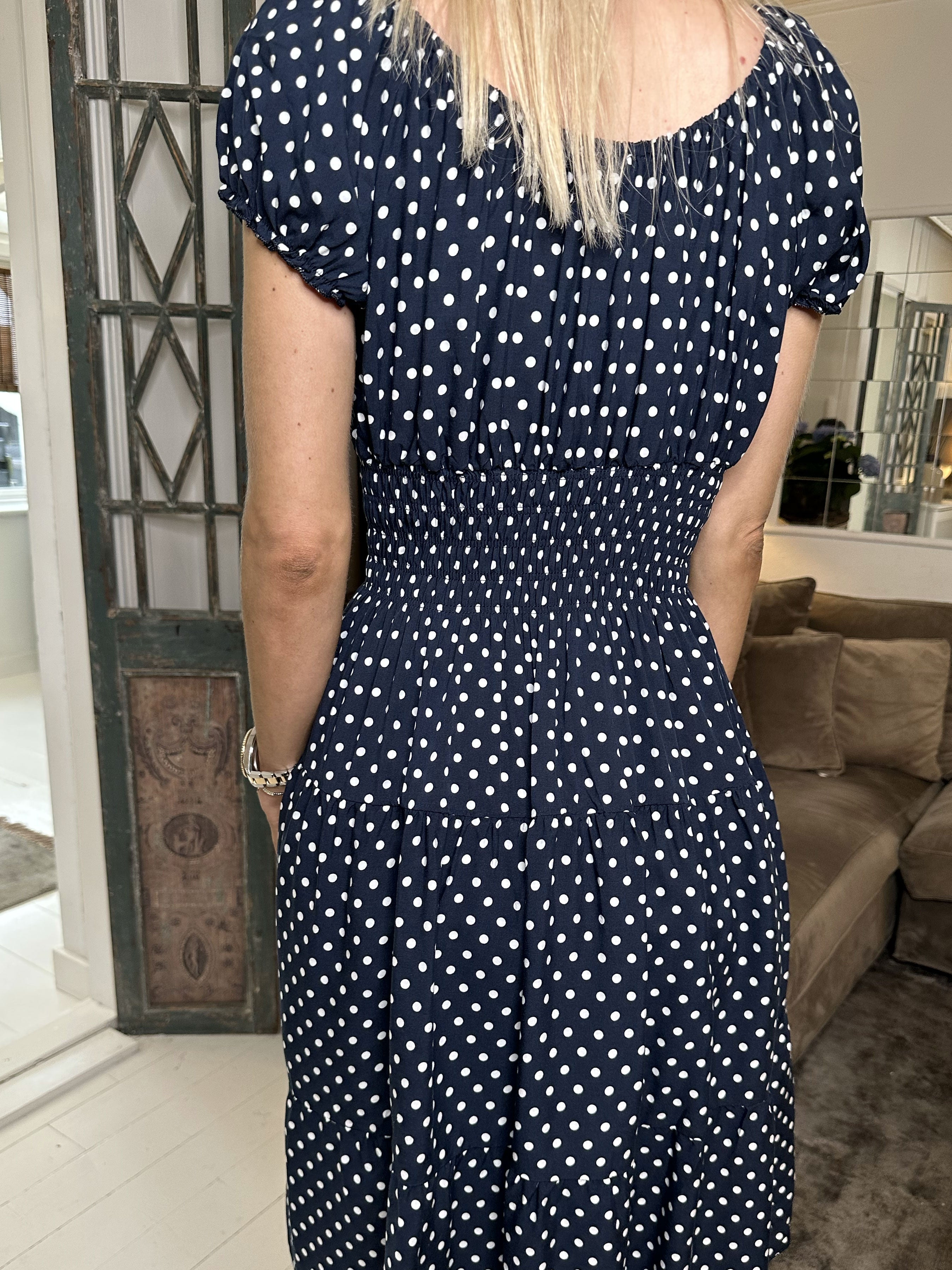 Finalia dot short - Sød kjole med prikker og elastik i taljen