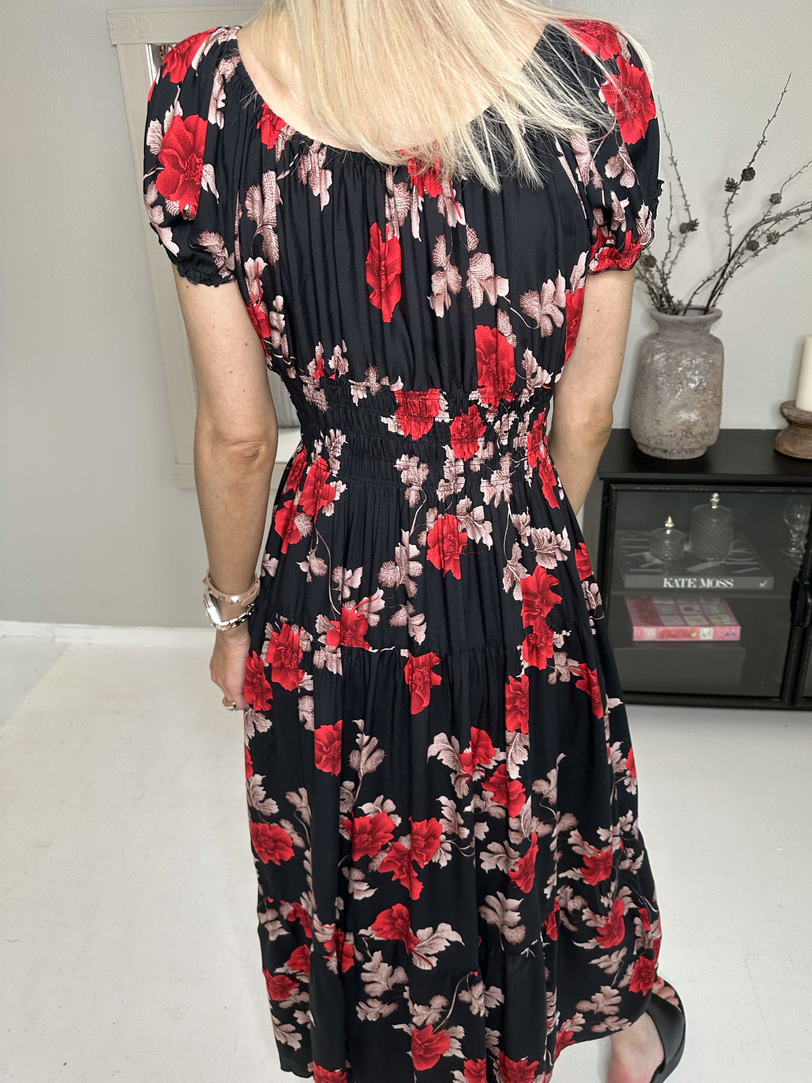 Finalia Rose - Lang kjole med elastik talje og rosemotiver