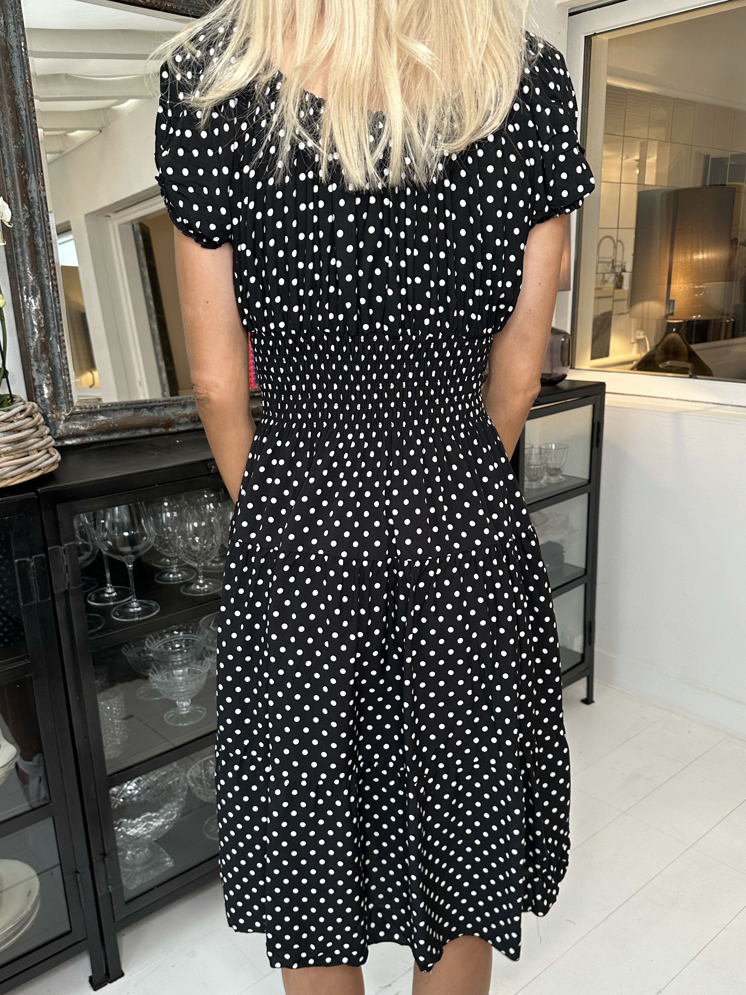 Finalia dot short - Sød kjole med prikker og elastik i taljen