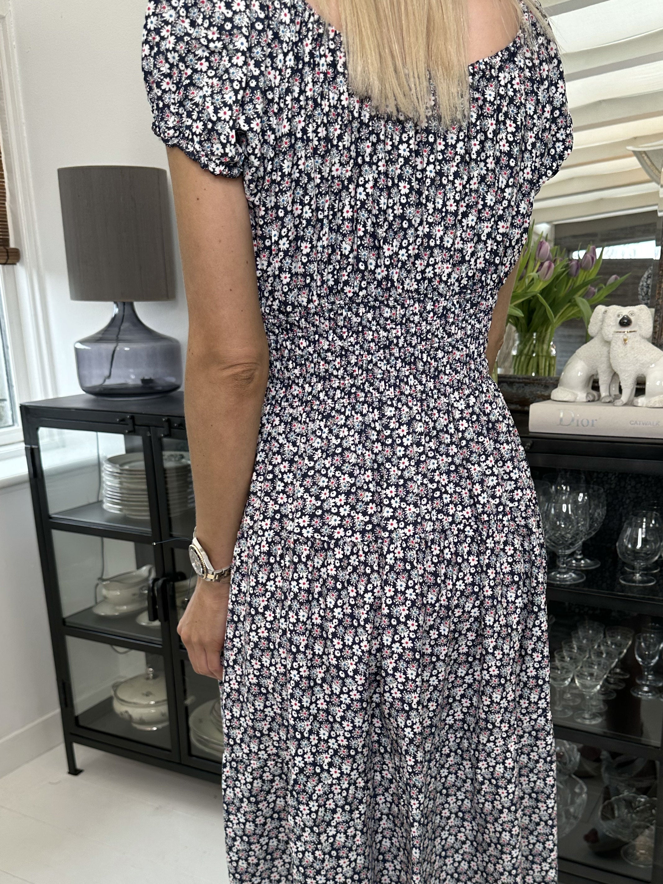 Finalia flower short - Sød småblomstret kjole med pufærmer og elastik i taljen