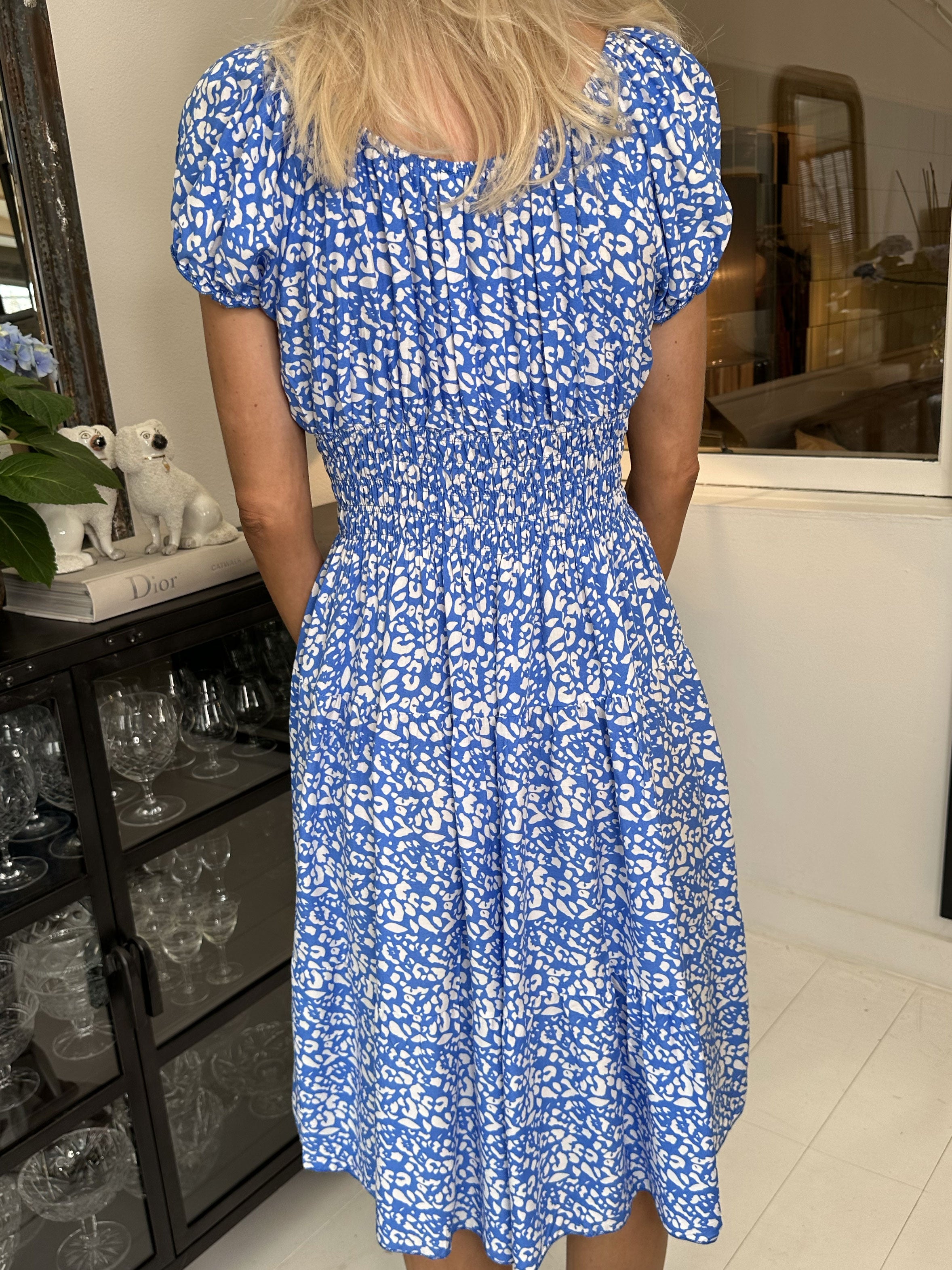 Finalia pattern short - Sød kjole med elastik i taljen og hvidt print