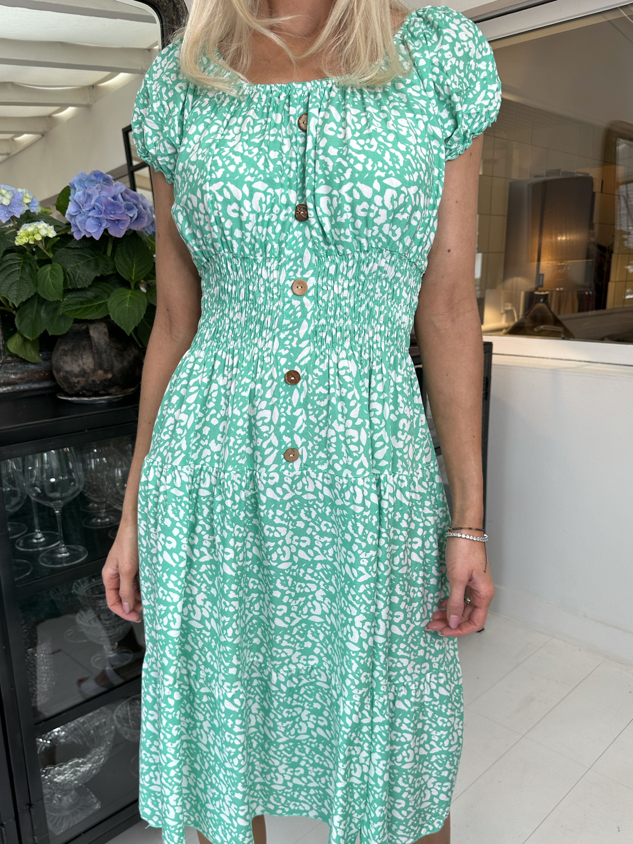 Finalia pattern short - Sød kjole med elastik i taljen og hvidt print