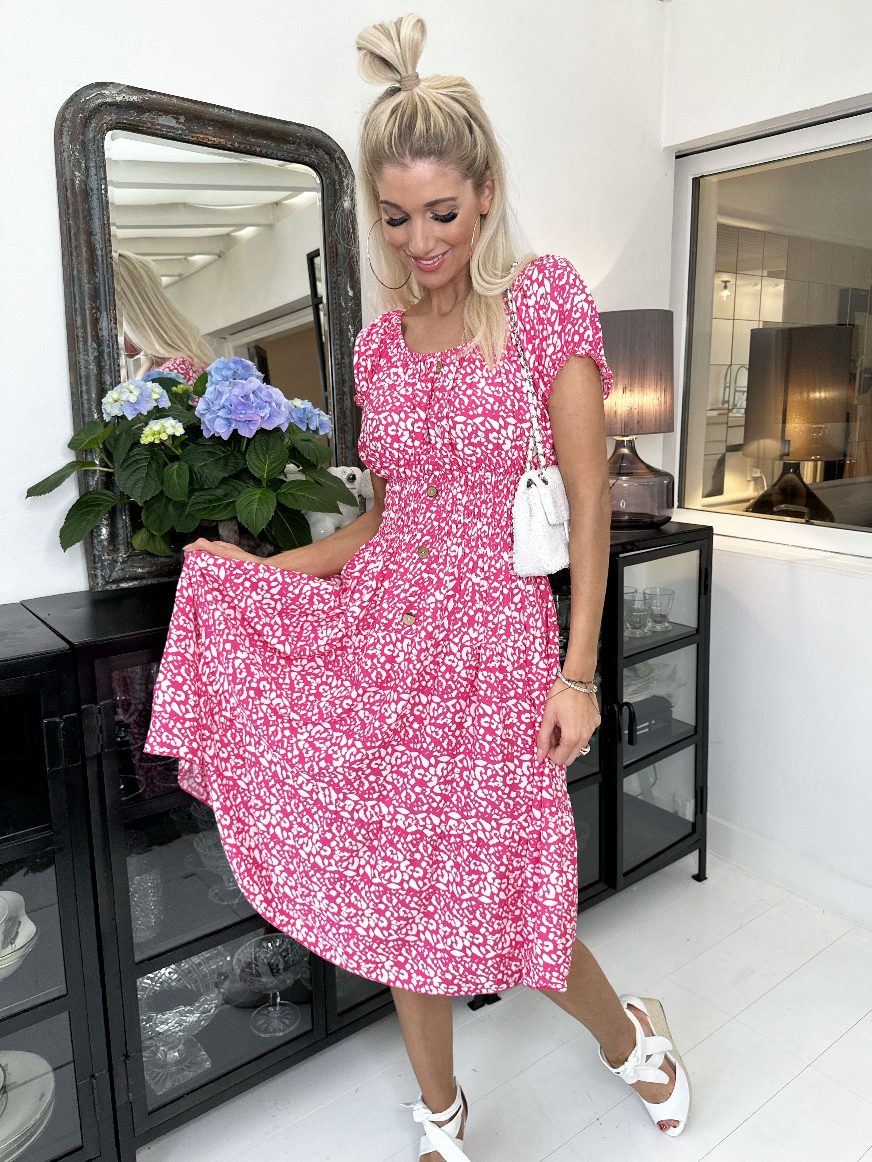 Finalia pattern short - Sød kjole med elastik i taljen og hvidt print