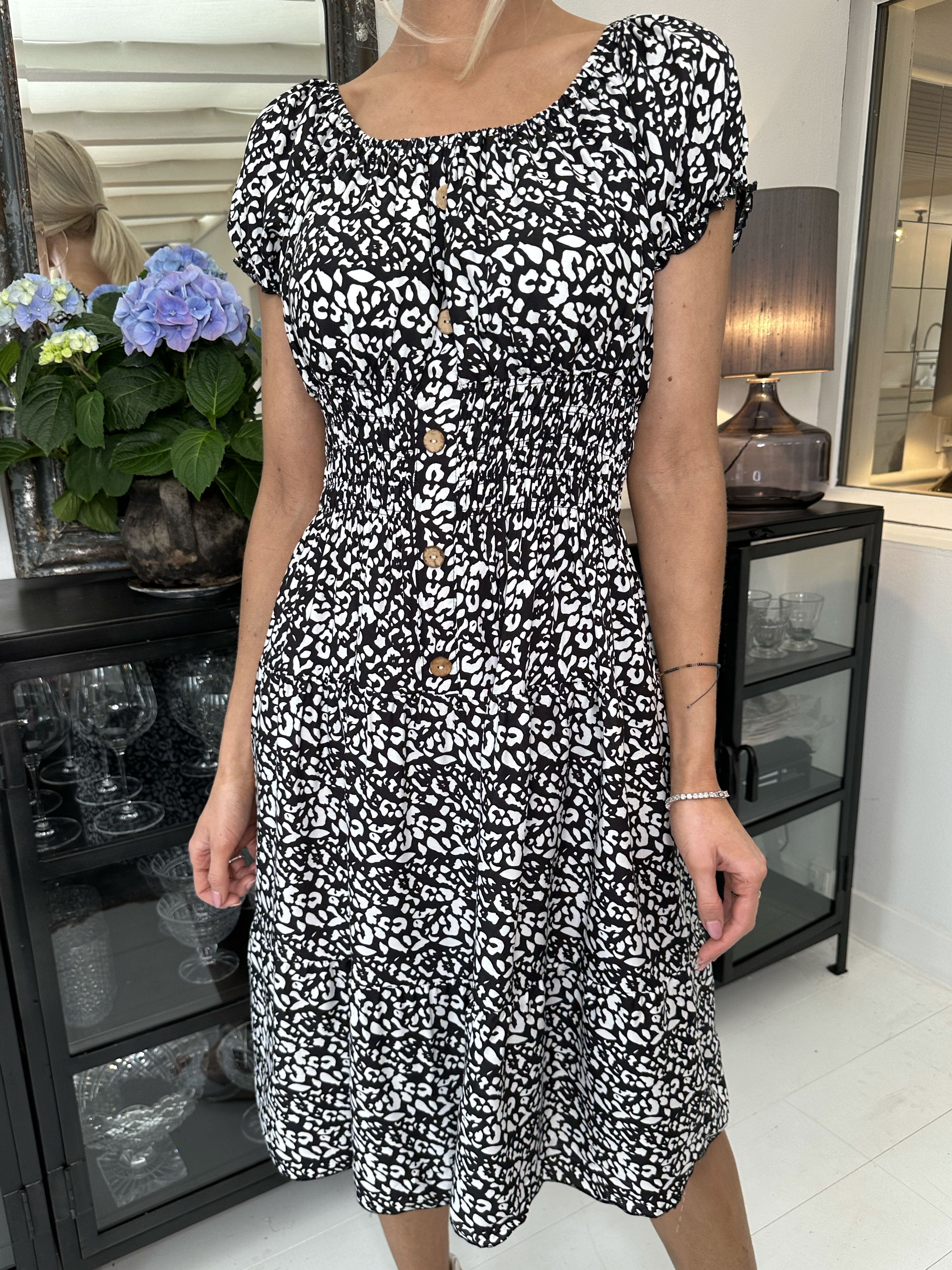 Finalia pattern short - Sød kjole med elastik i taljen og hvidt print