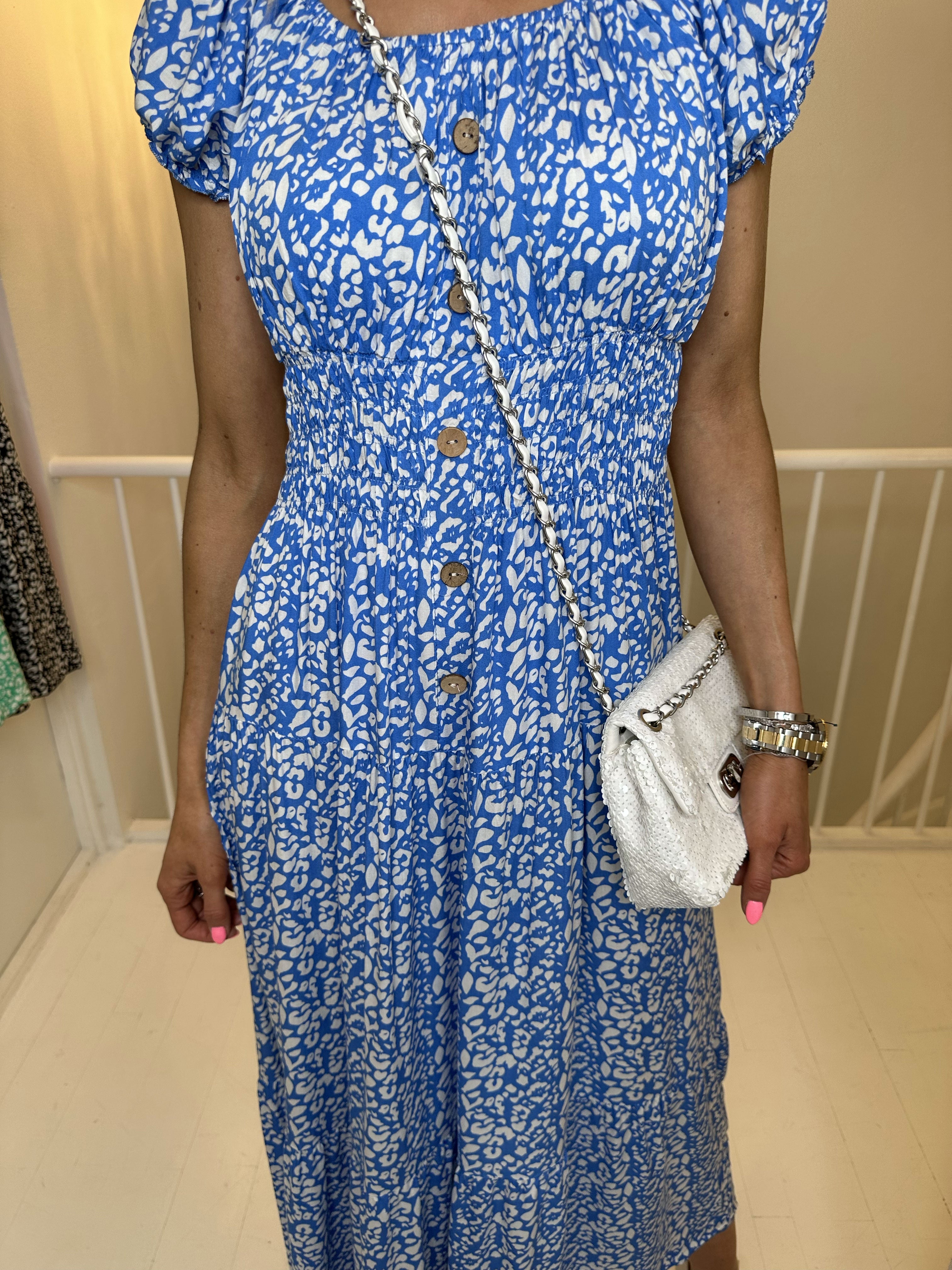 Finalia Pattern - Lang sød kjole med elastik talje og hvidt print