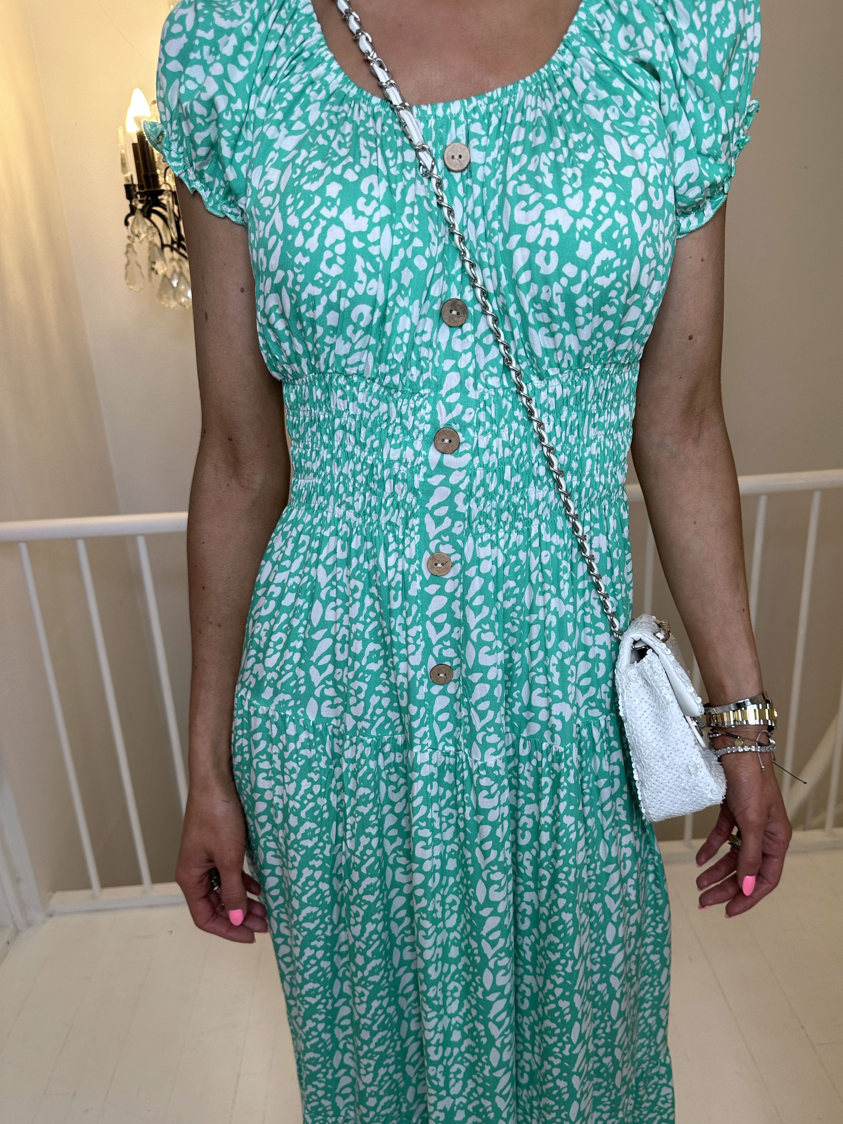 Finalia Pattern - Lang sød kjole med elastik talje og hvidt print