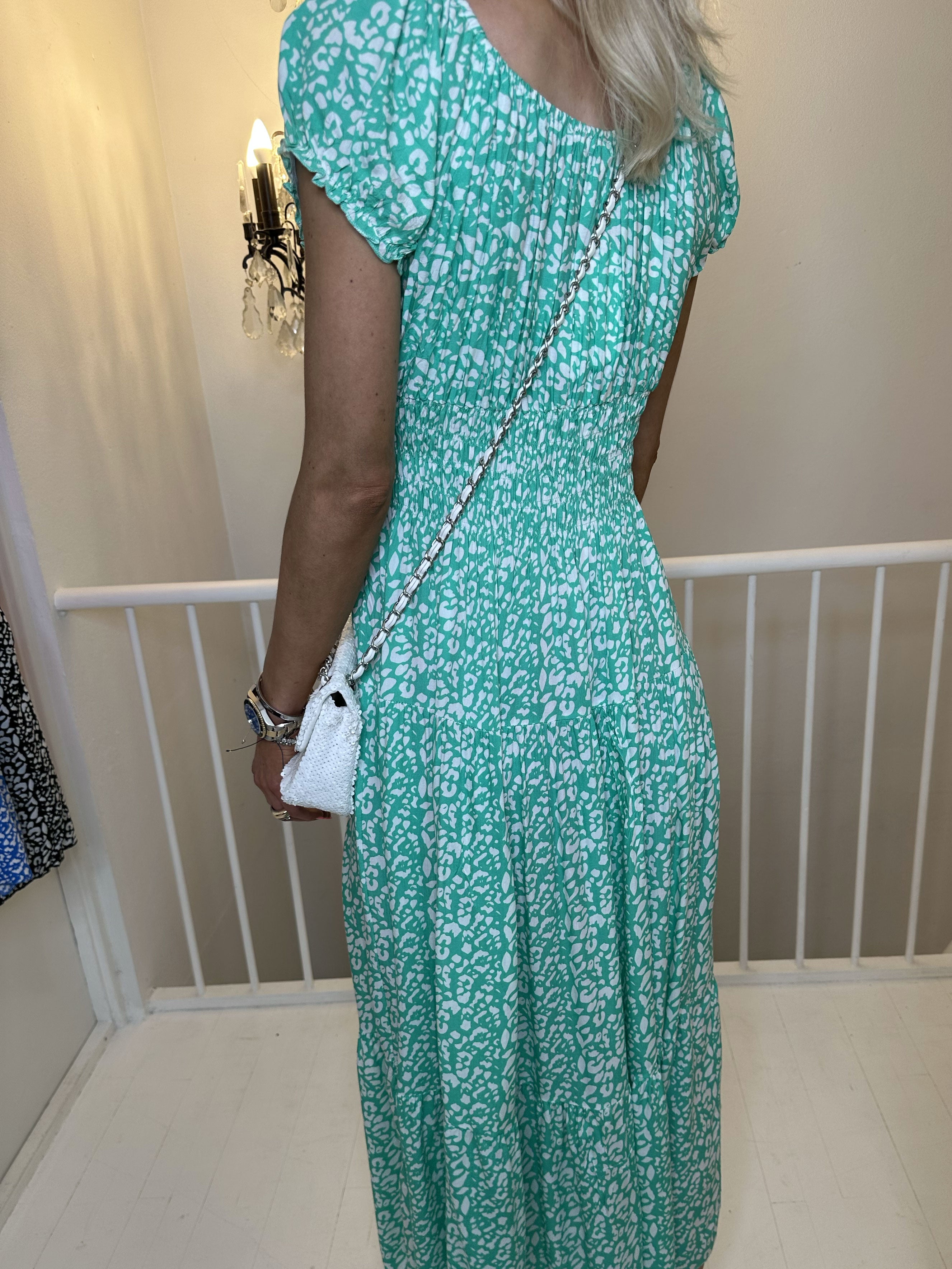 Finalia Pattern - Lang sød kjole med elastik talje og hvidt print