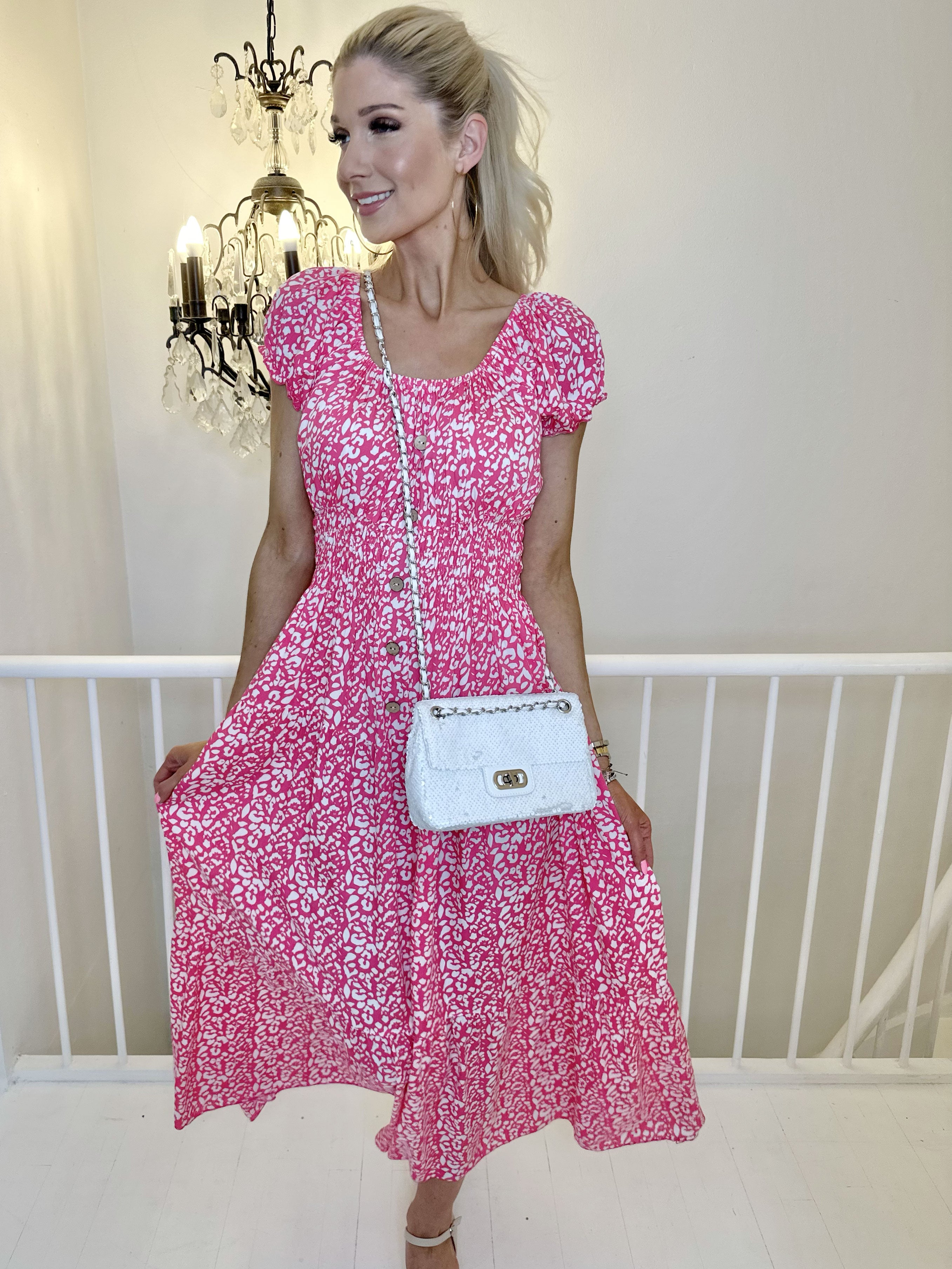 Finalia Pattern - Lang sød kjole med elastik talje og hvidt print