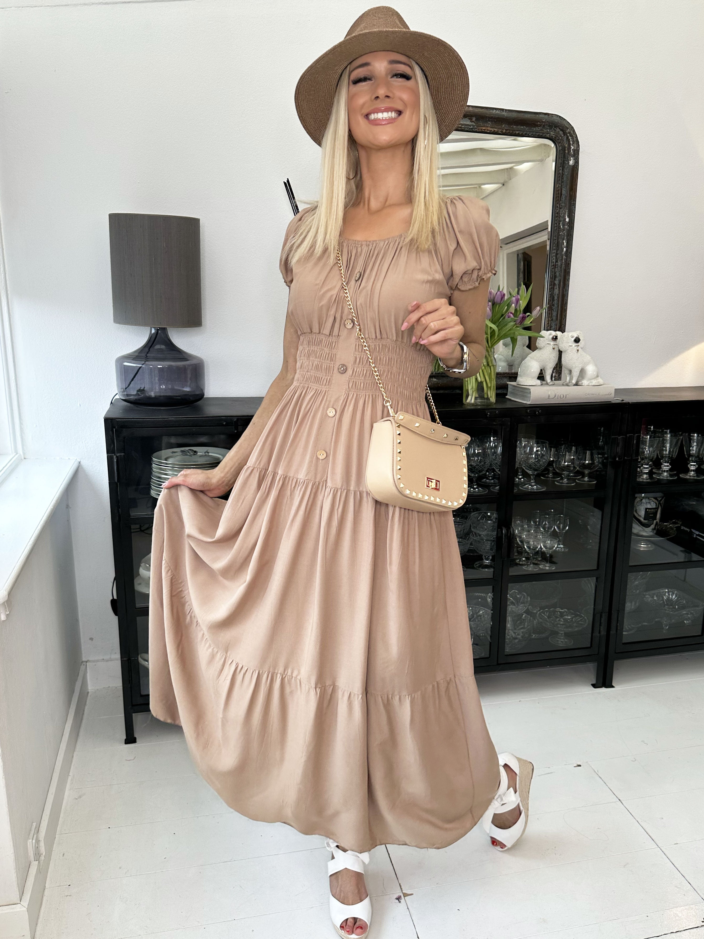 Finalia Plain - Lang sød kjole pufærmer og elastik i taljen