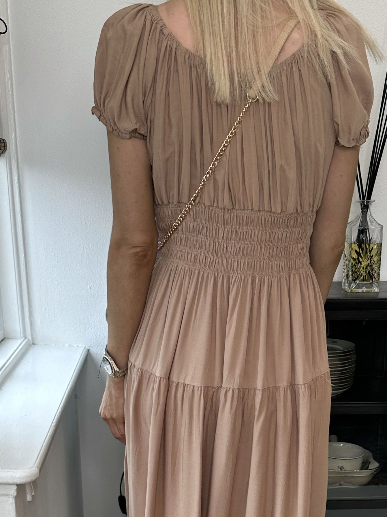 Finalia Plain - Lang sød kjole pufærmer og elastik i taljen