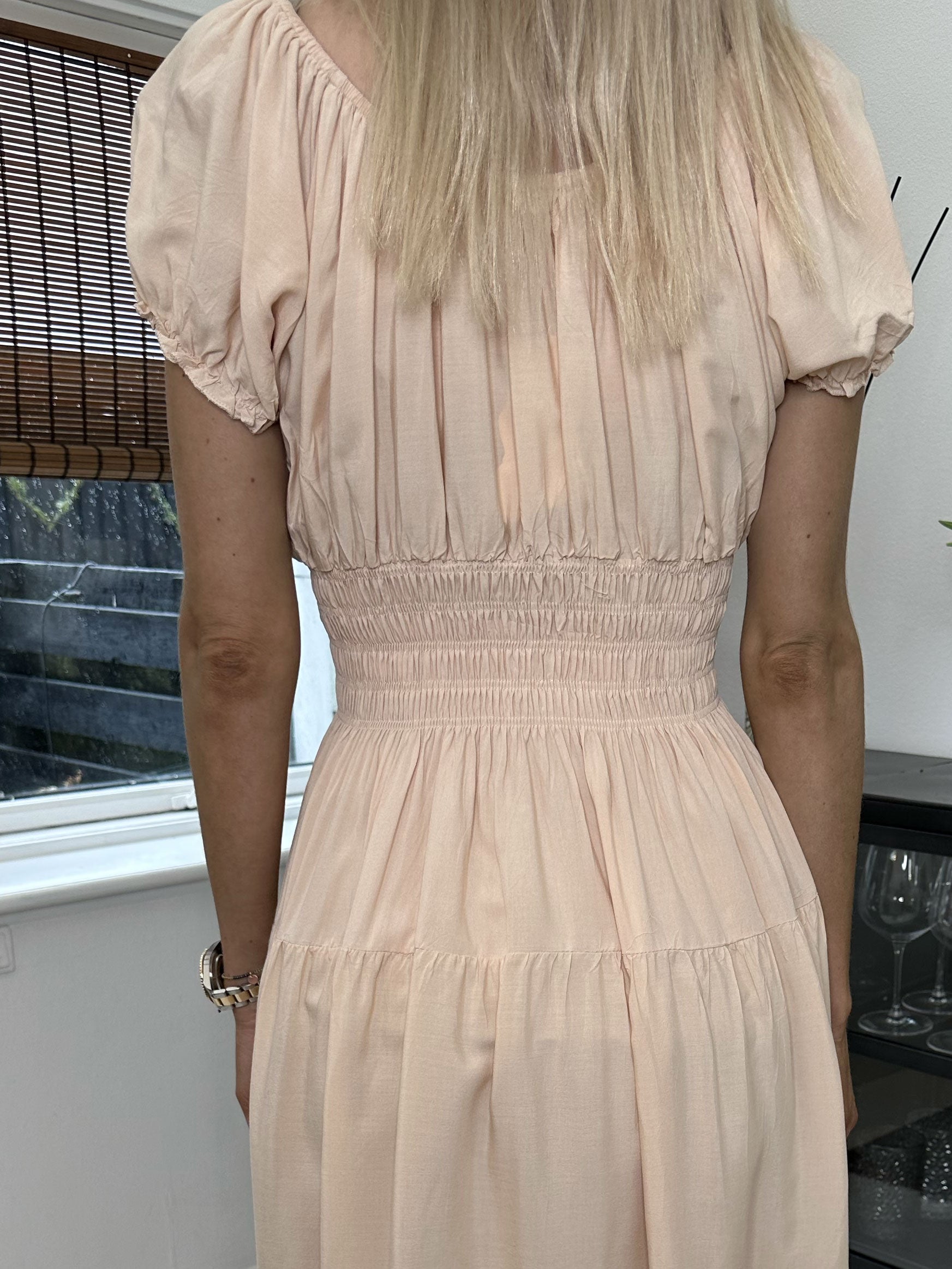 Finalia short - Sød kjole med pufærmer og elastik i taljen