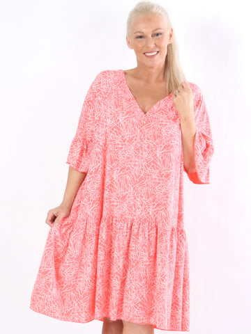 Fiona - Beigefarvet mønstret kjole med lille v-udskæring