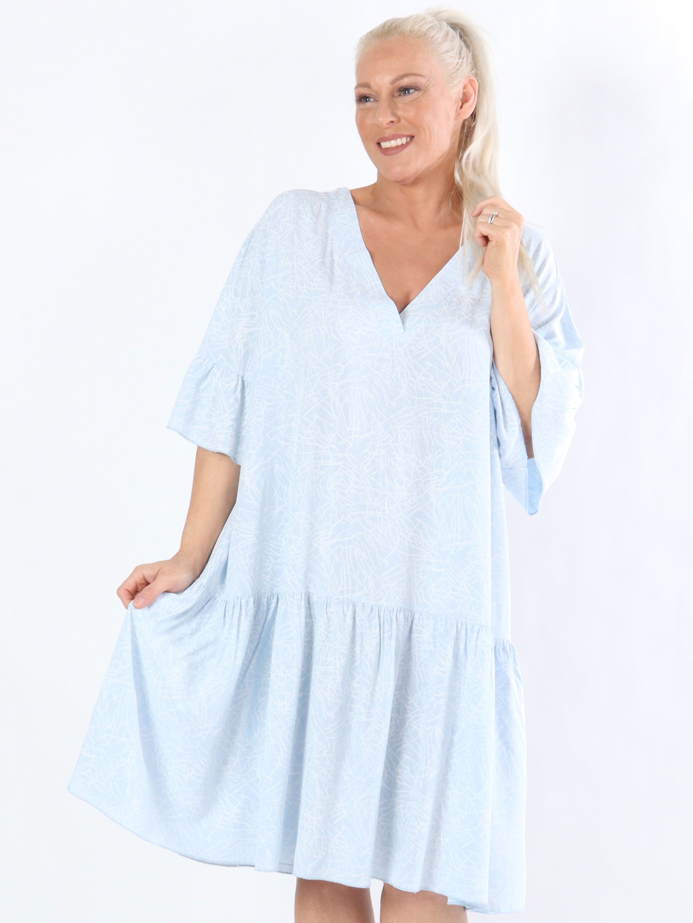 Fiona - Beigefarvet mønstret kjole med lille v-udskæring