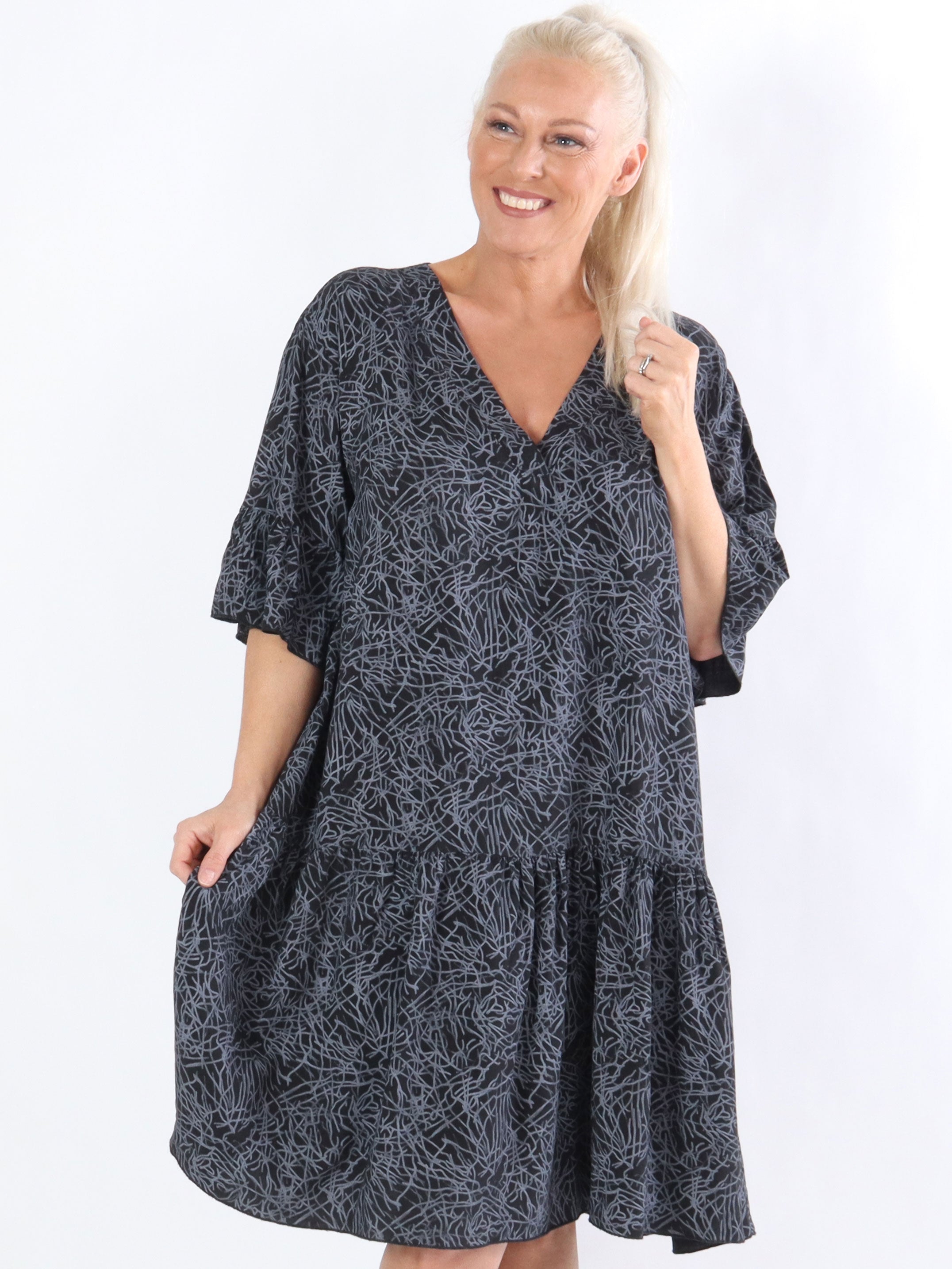 Fiona - Beigefarvet mønstret kjole med lille v-udskæring