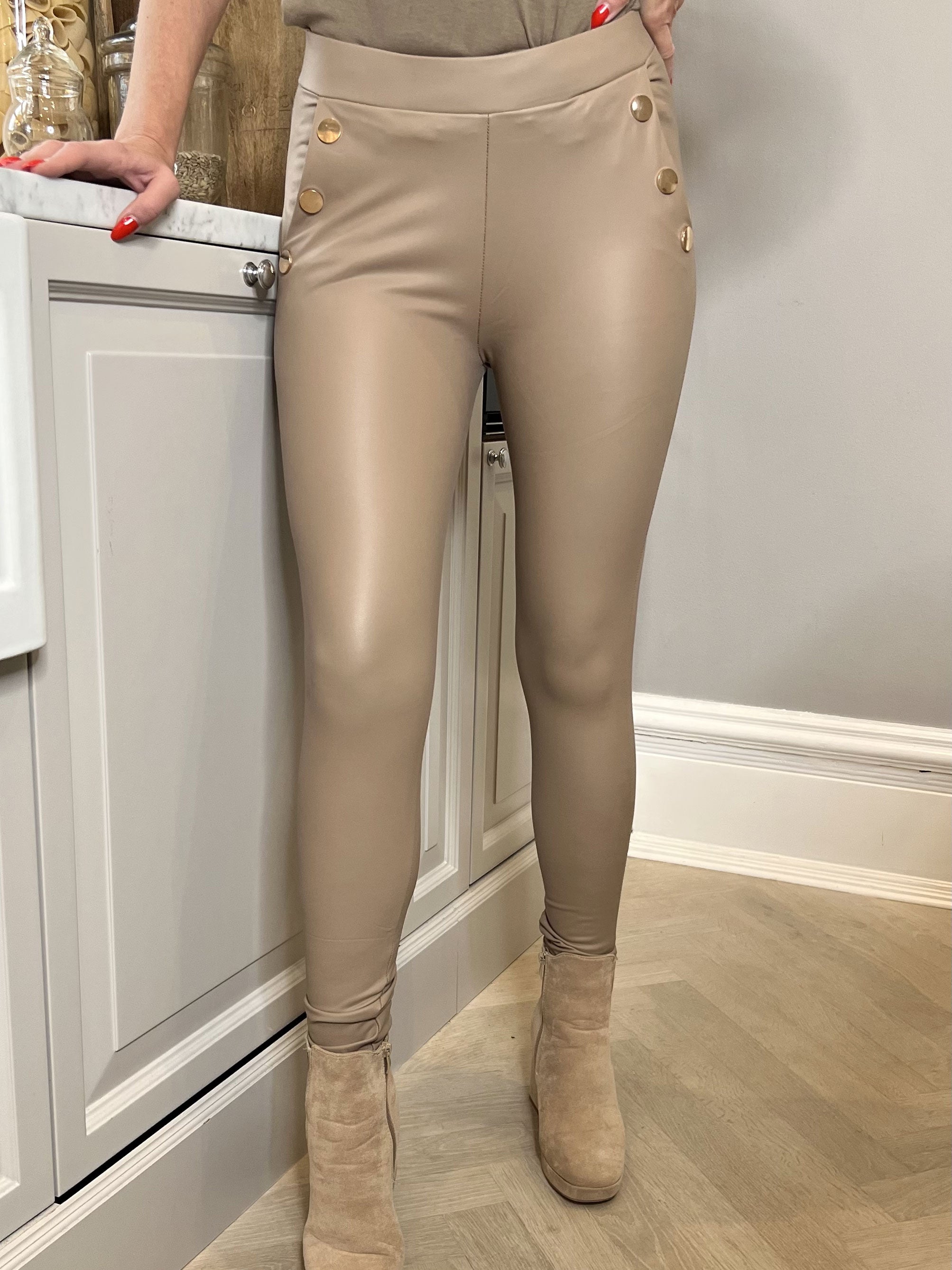 Freja - Brune læderlook leggings med knapper