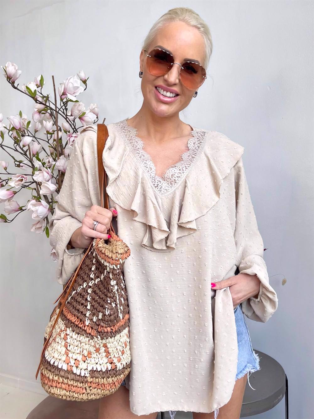 Simone - Tunika med blondekant og flæser