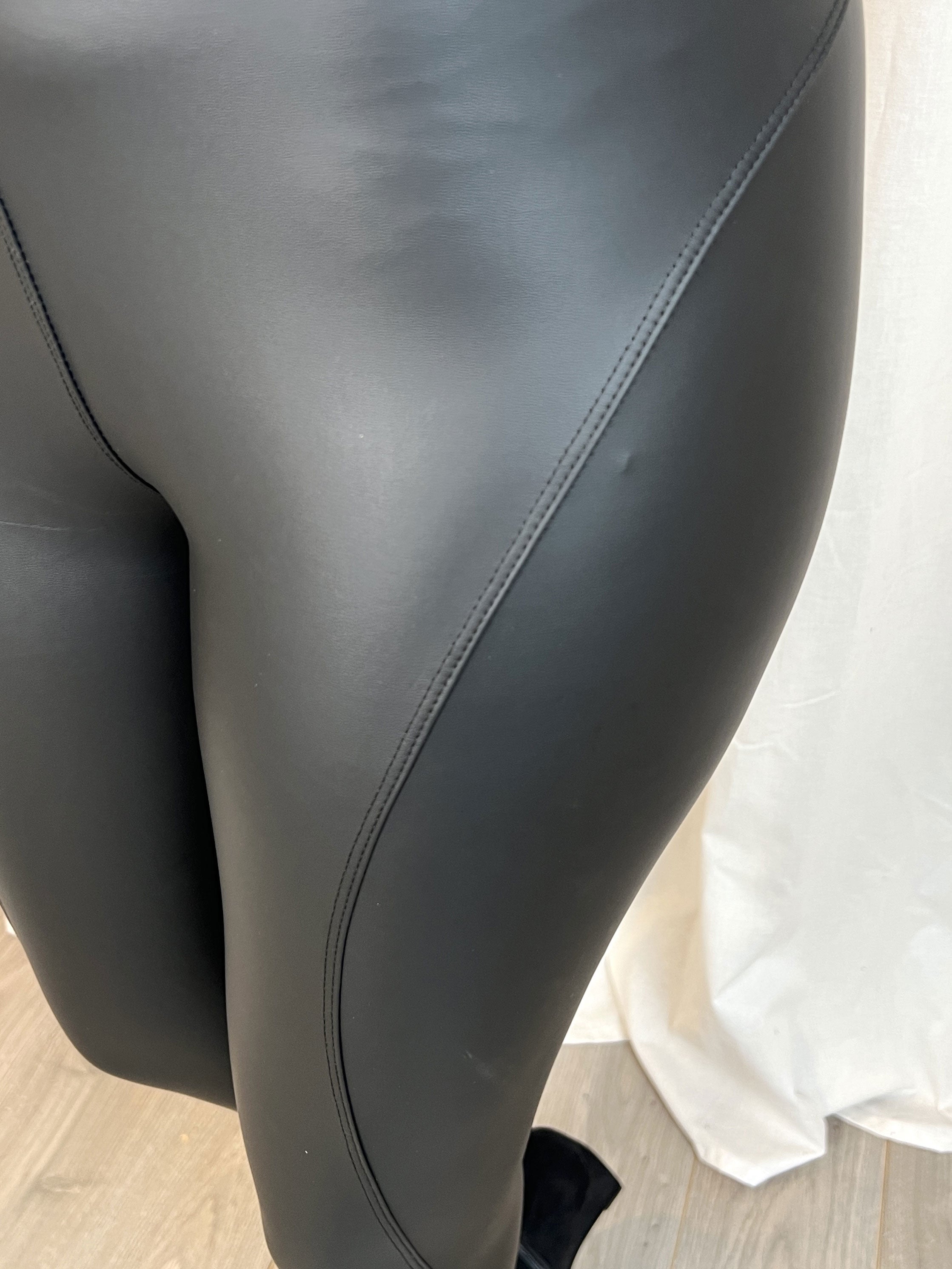 Dalal - Læderlook leggings med detaljer