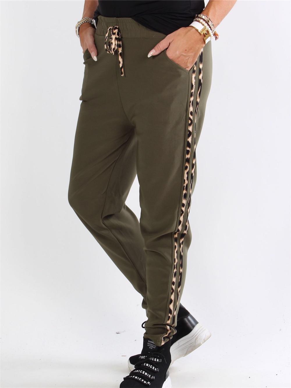 Gaja - Armygrønne joggingbukser med striber af leopardprint ned langs benet
