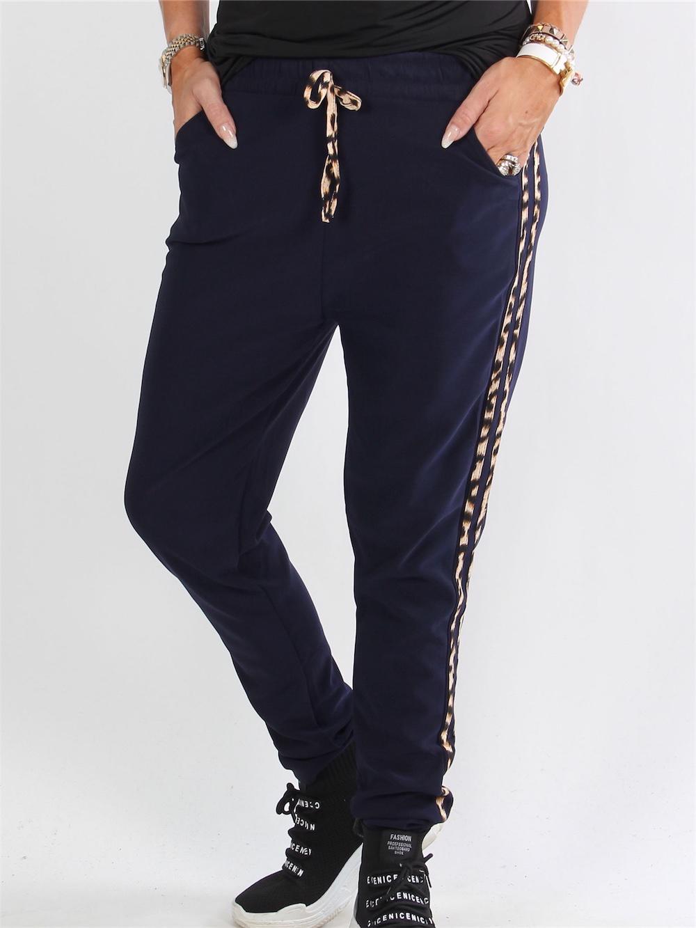 Gaja - Armygrønne joggingbukser med striber af leopardprint ned langs benet