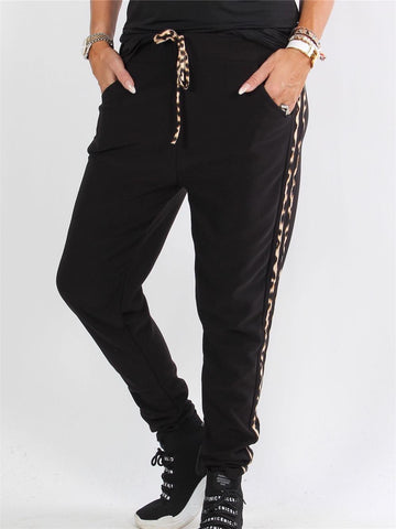 Gaja - Armygrønne joggingbukser med striber af leopardprint ned langs benet