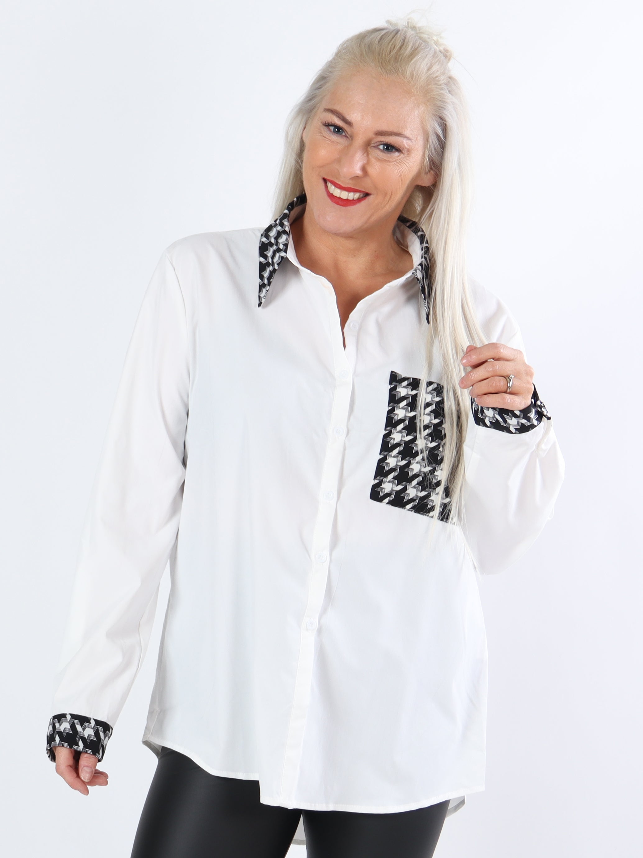 Gigi - Hvid skjorte med ternet krave