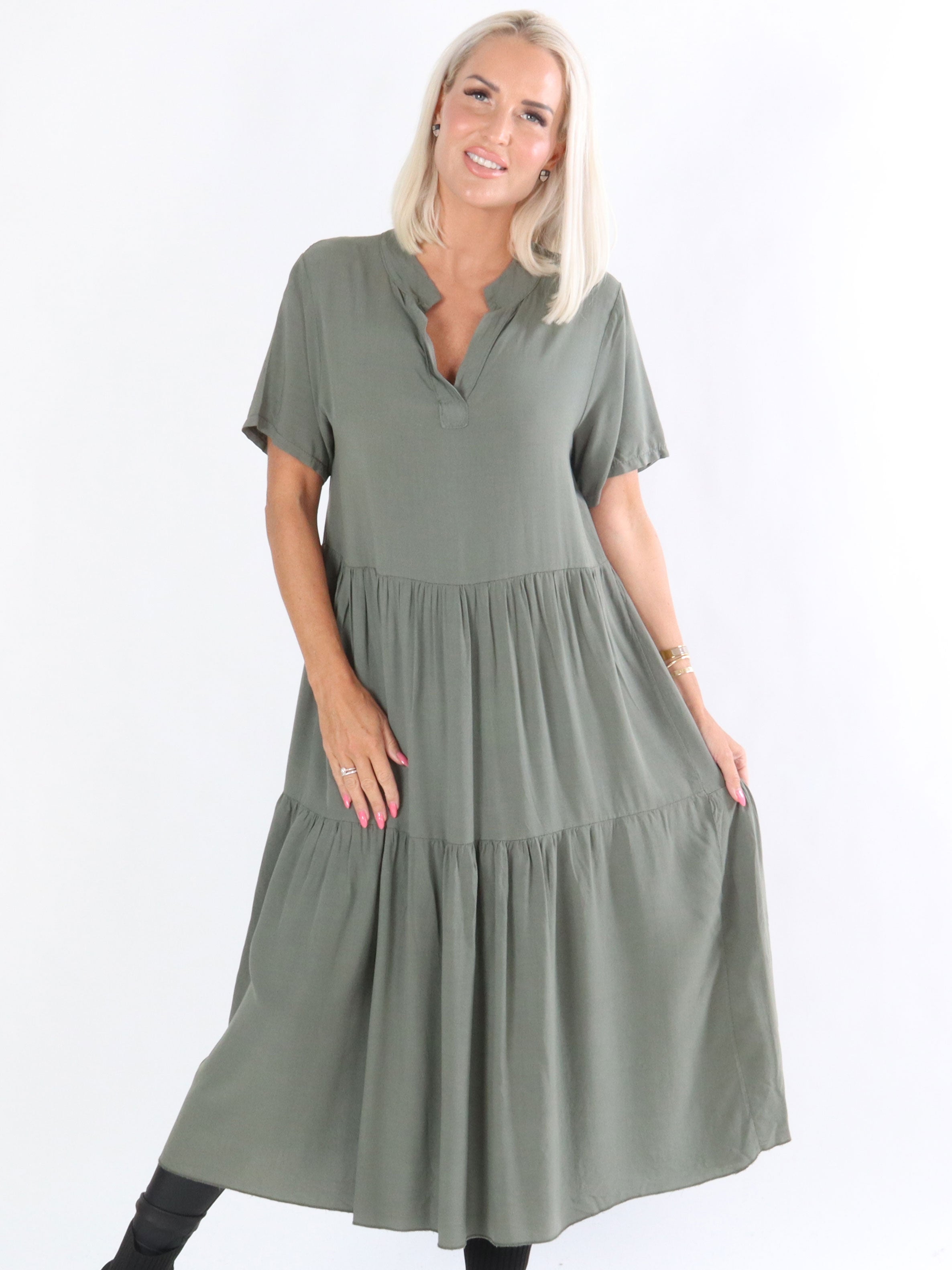 Gina - Lang kjole med lag på lag look