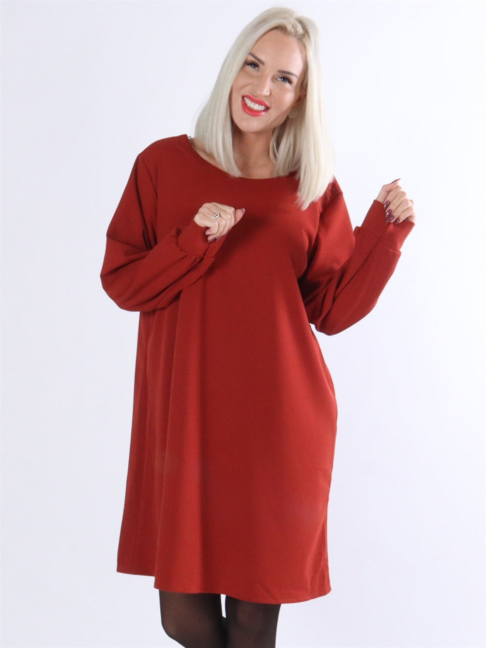 Gissela - Kjole med blonde v-udskæring på ryggen