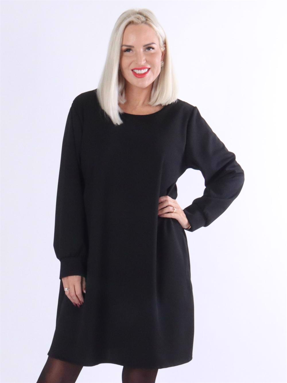 Gissela - Kjole med blonde v-udskæring på ryggen