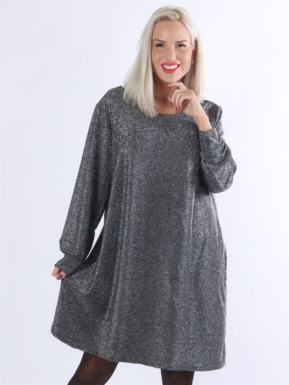 Gissela - Kjole med blonde v-udskæring på ryggen