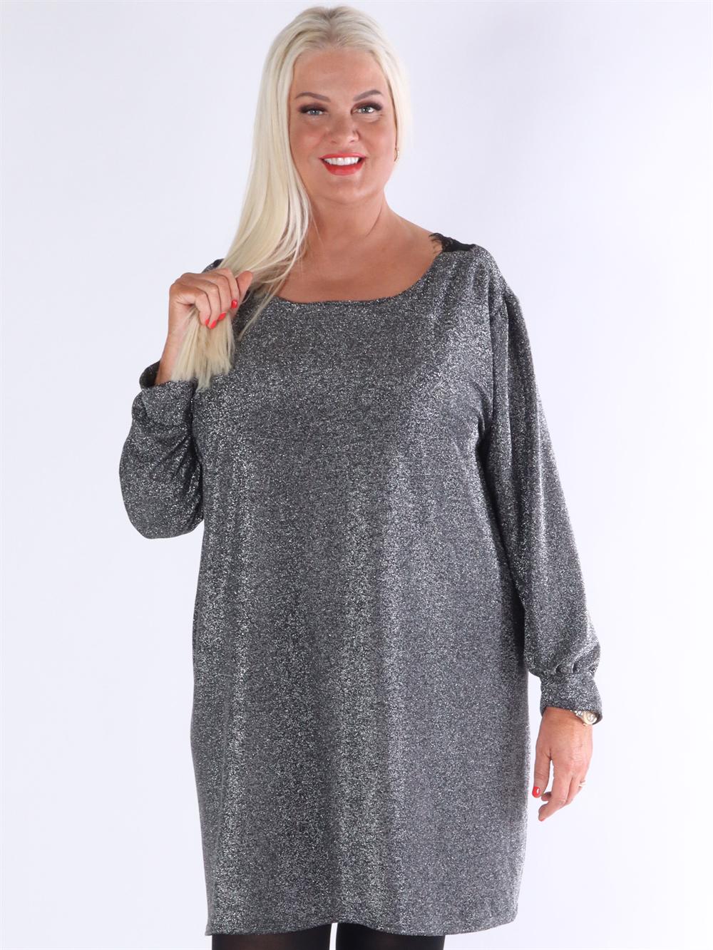 Gissela - Kjole med blonde v-udskæring på ryggen