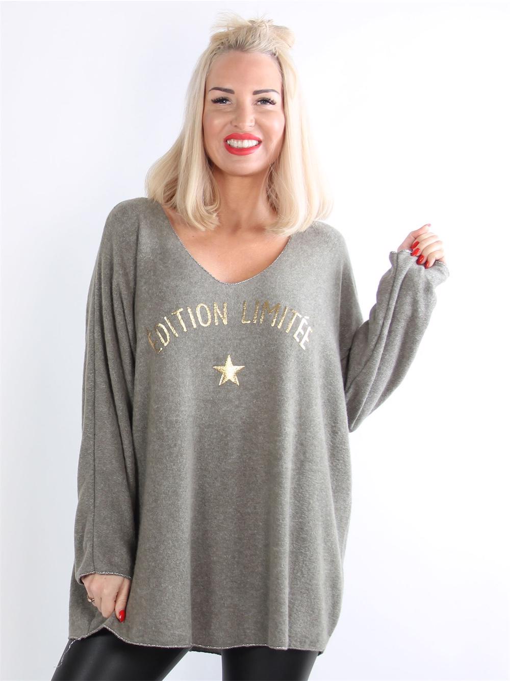 Gunn - Armygrøn bluse med stor udskæring og guld skrift