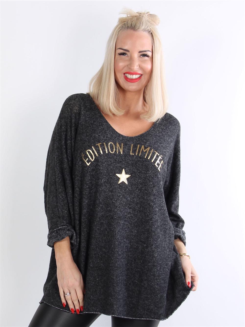 Gunn - Armygrøn bluse med stor udskæring og guld skrift