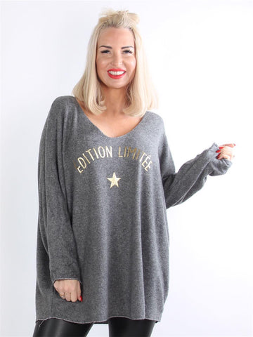 Gunn - Armygrøn bluse med stor udskæring og guld skrift