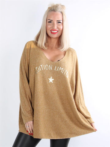 Gunn - Armygrøn bluse med stor udskæring og guld skrift