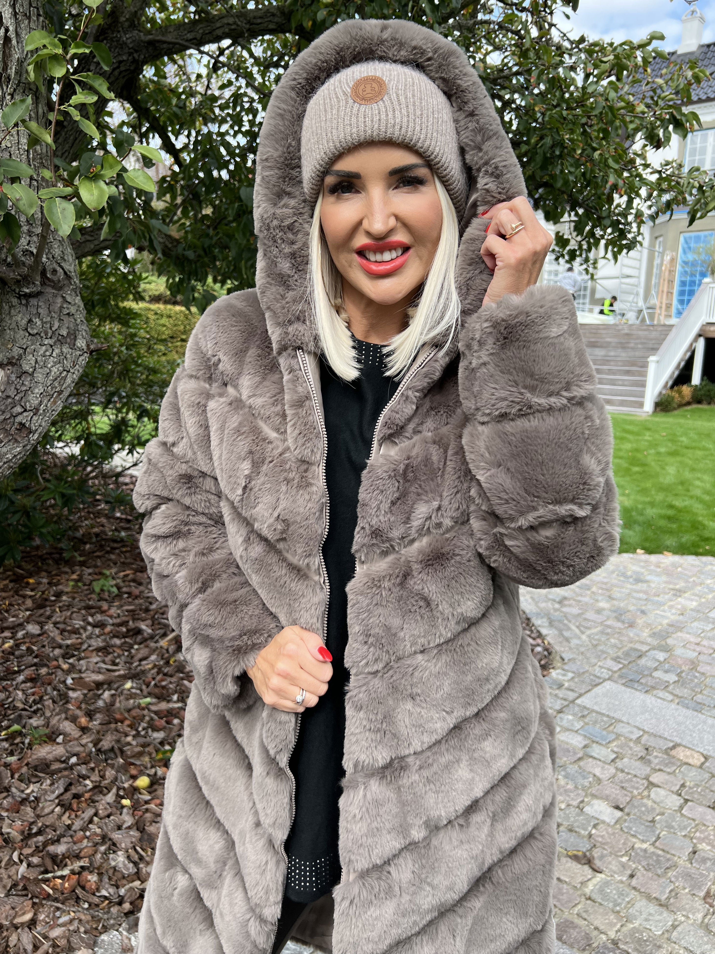 Haley - Lækker fake fur frakke med hætte