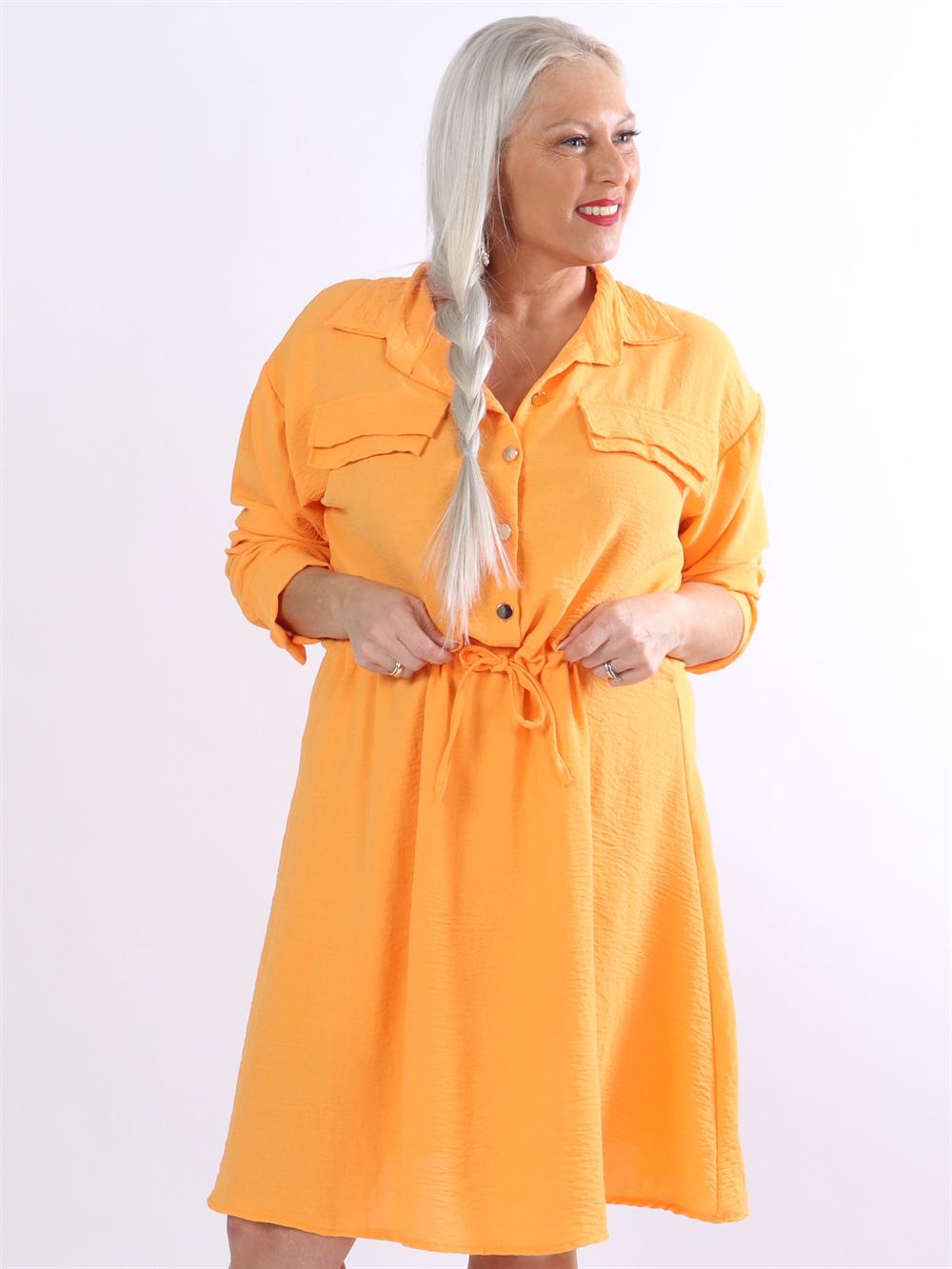 Hanine - Skjorte med guld knapper og snøre i taljen