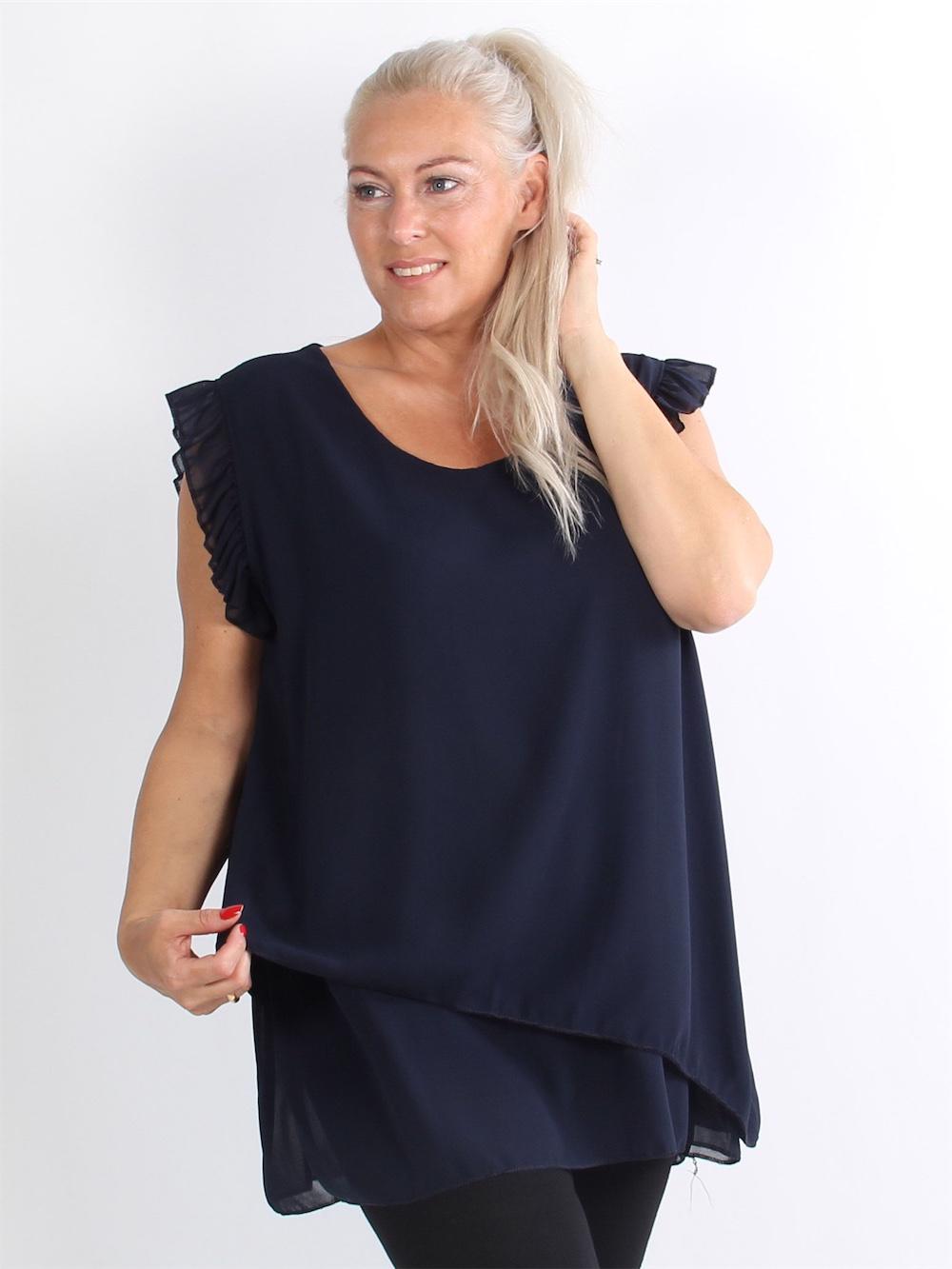Helene - Sort chiffon bluse med søde flæseærmer