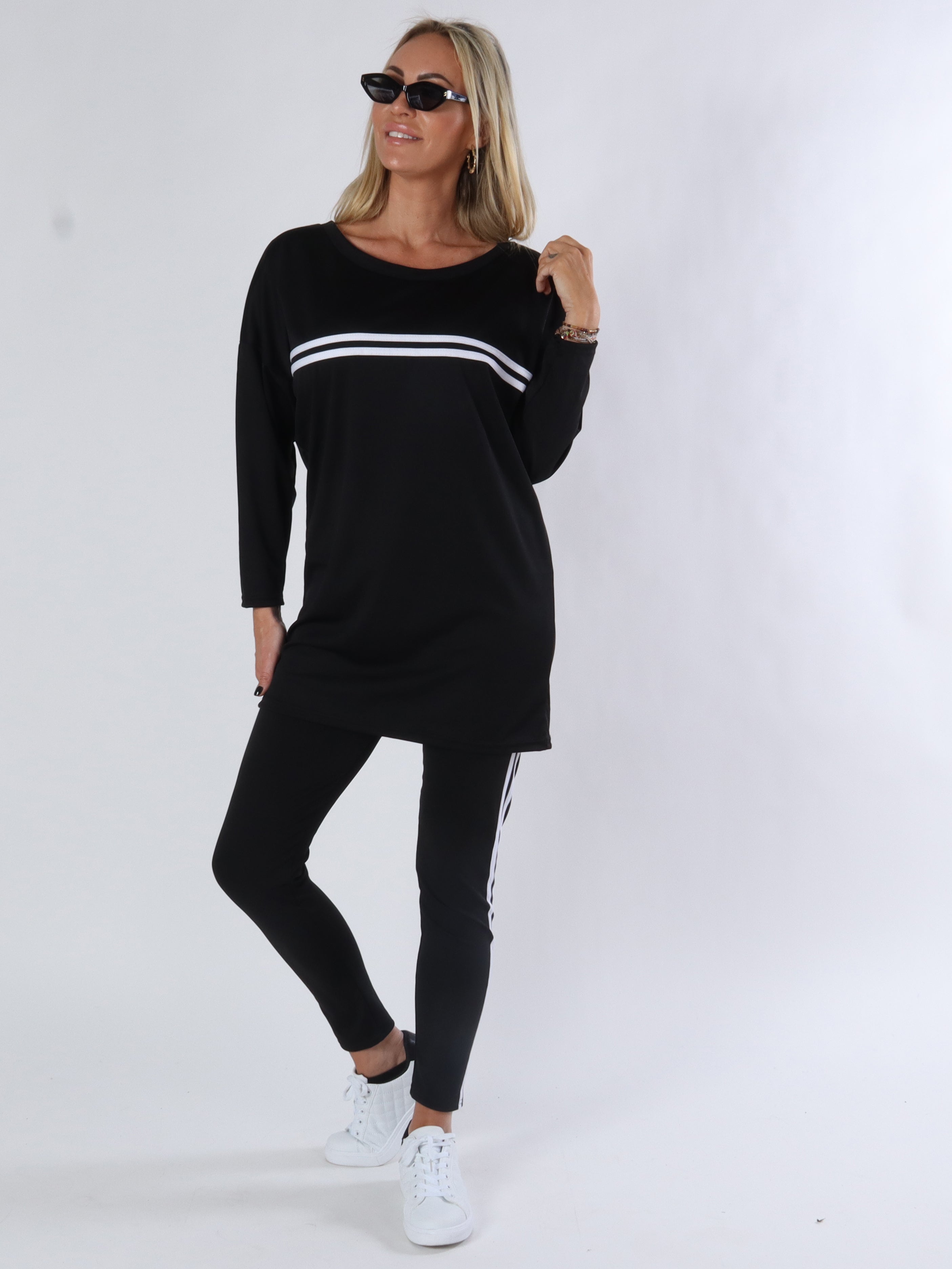 Hilma - Armygrøn joggingsæt i elastisk stof med hvide striber