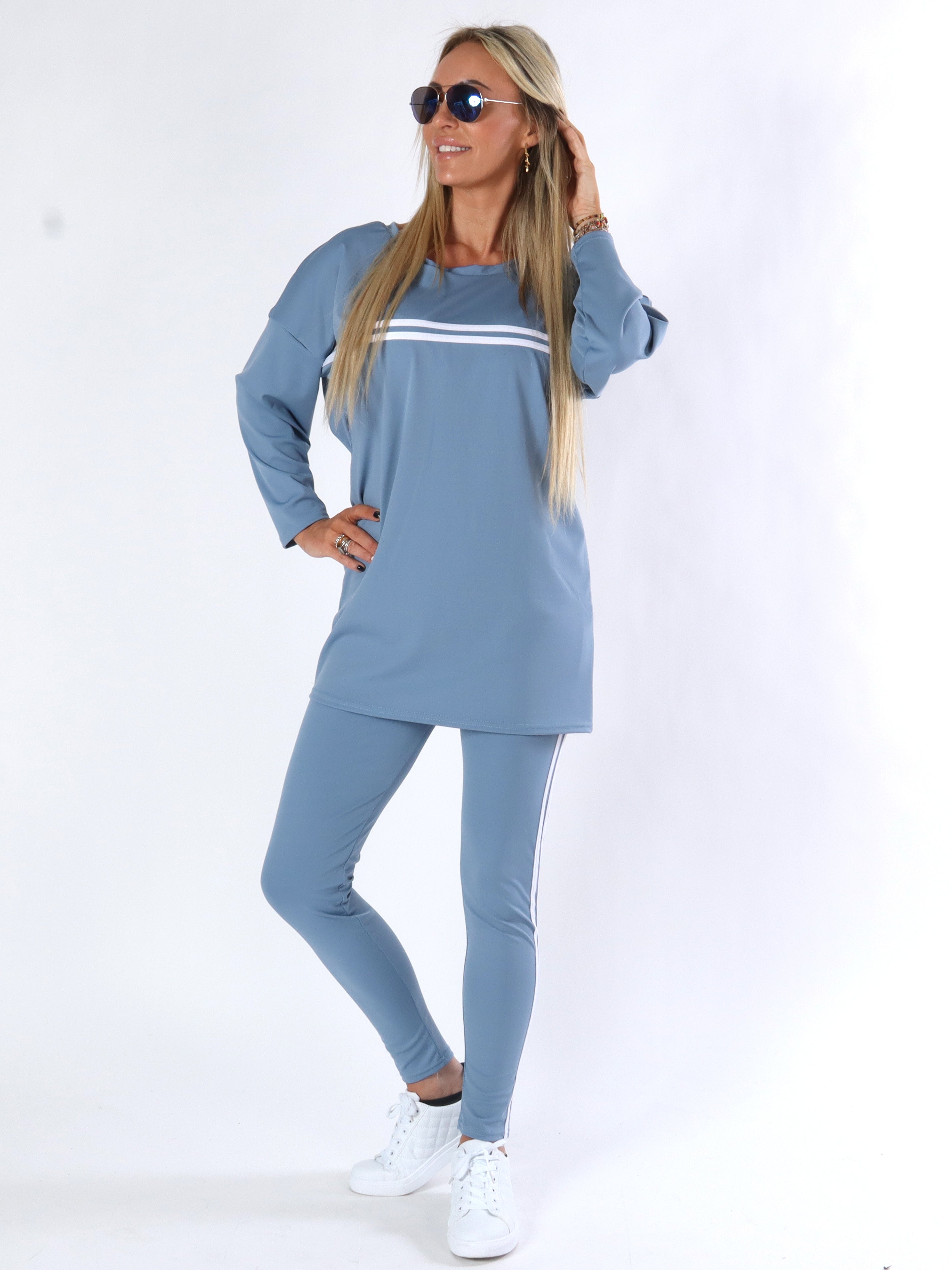 Hilma - Armygrøn joggingsæt i elastisk stof med hvide striber