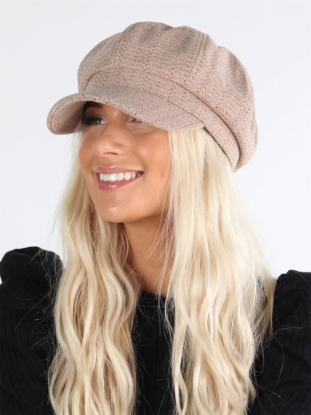 Abida - Beigefarvet hat med skygge i fint striklook