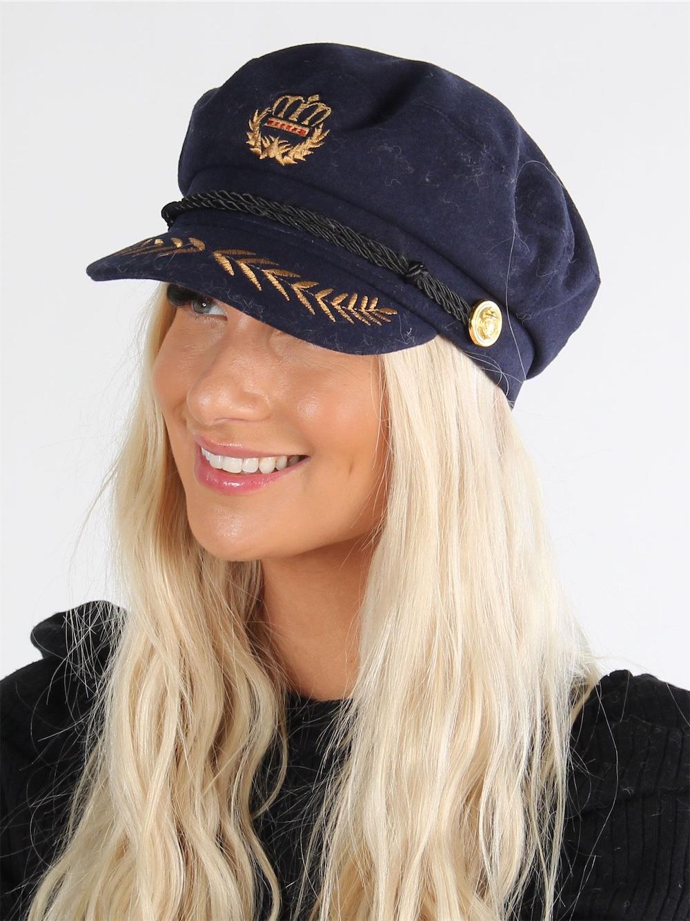 Fabia - Sort kasket med fede gulddetaljer og knapper