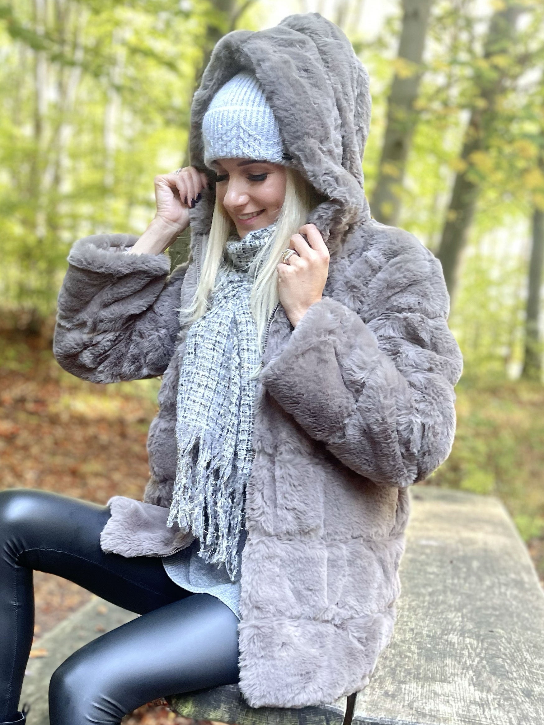 Haley Short - Lækker kort fake fur frakke med hætte