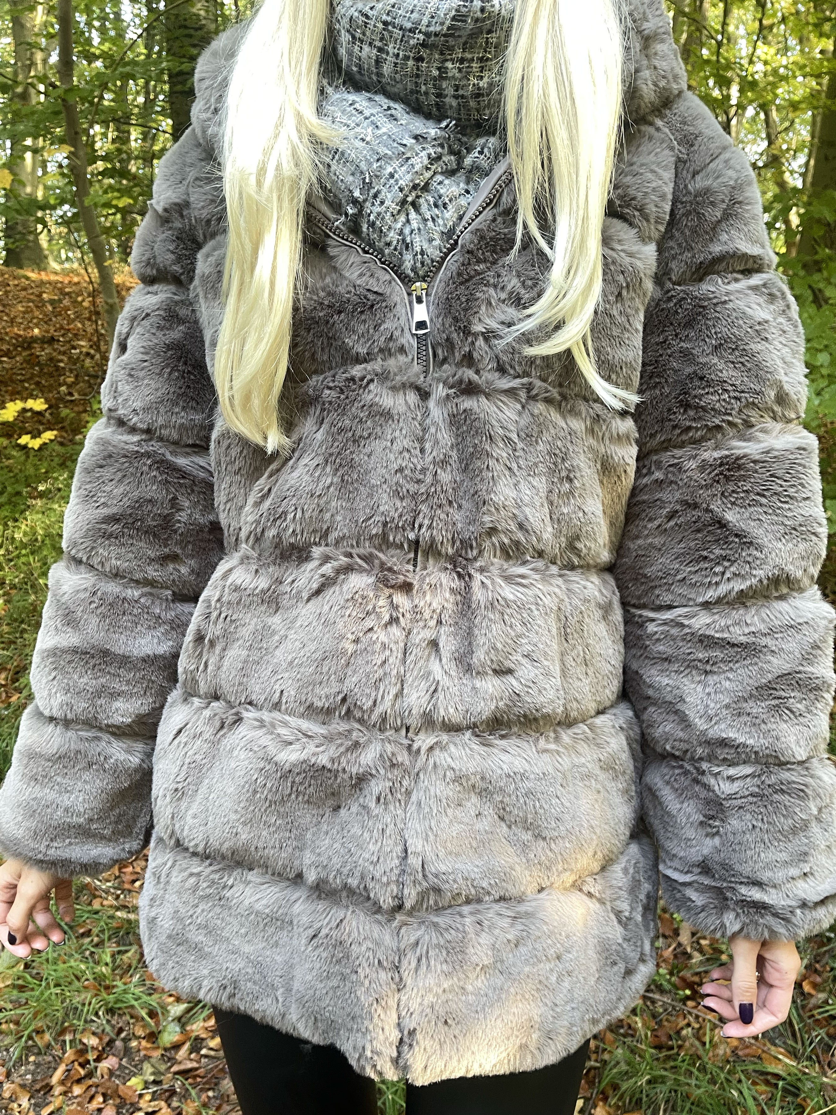 Haley Short - Lækker kort fake fur frakke med hætte