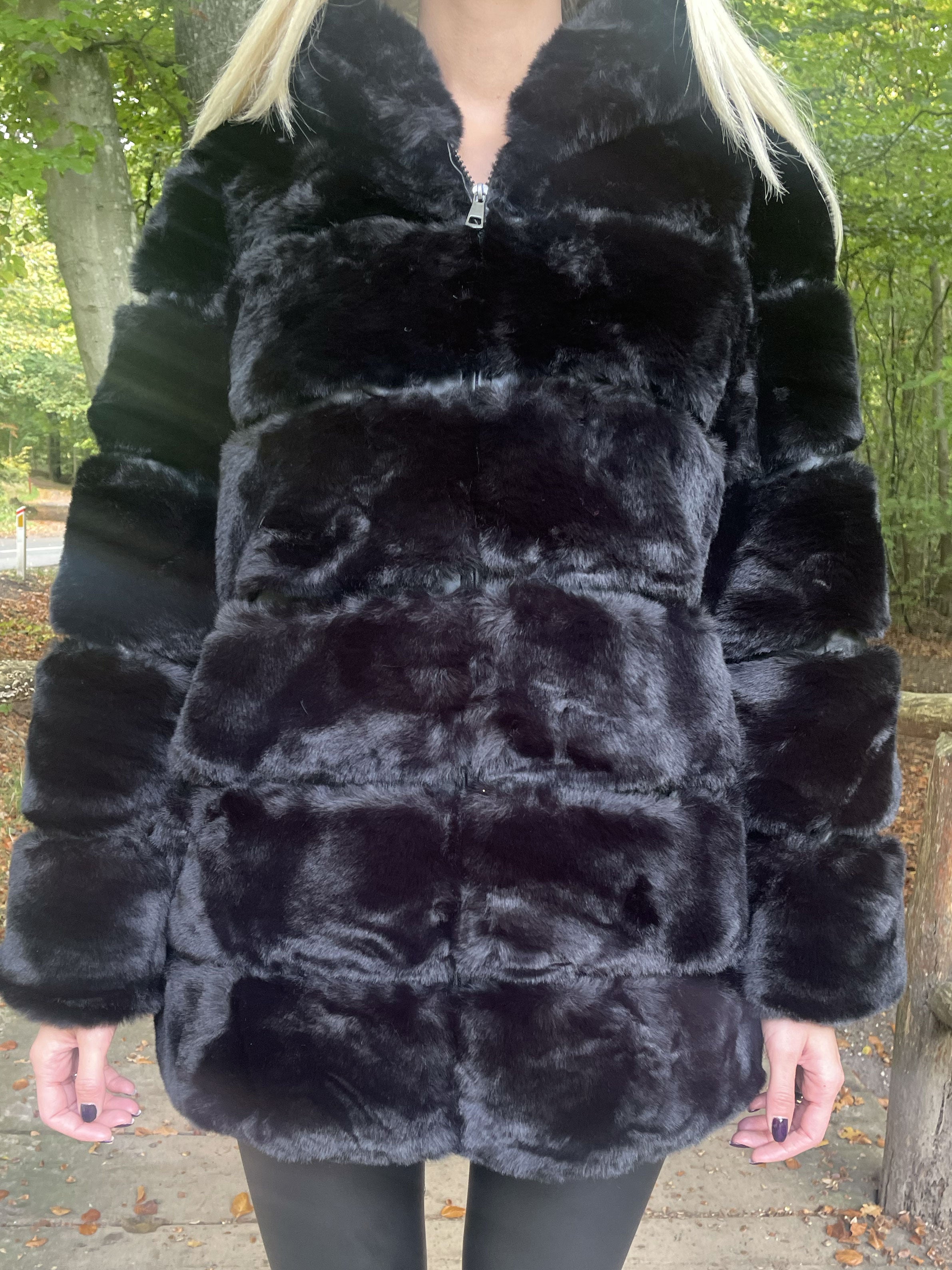 Haley Short - Lækker kort fake fur frakke med hætte