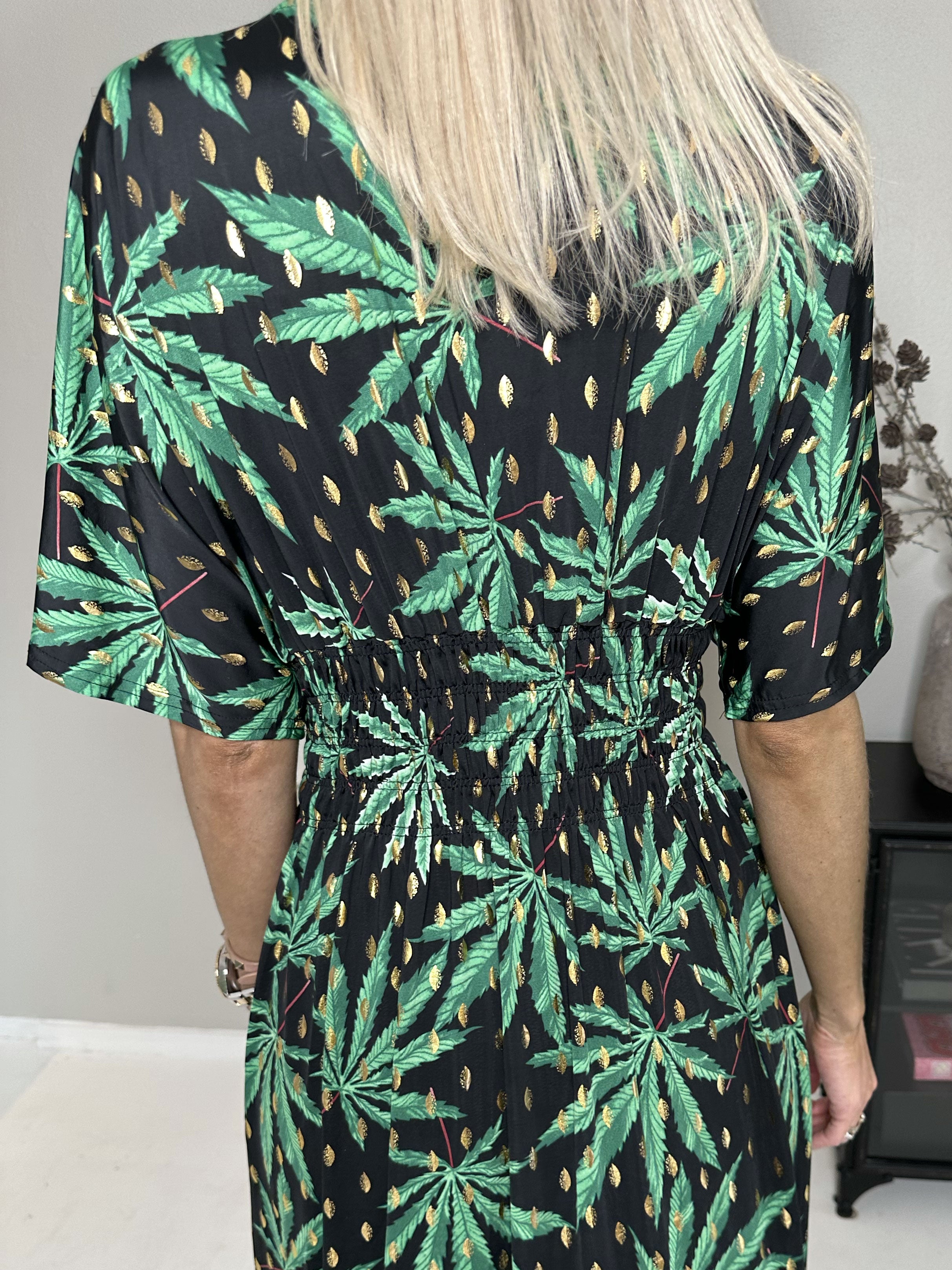 Pams Leaf - Lang elastisk kjole i krølfrit stof