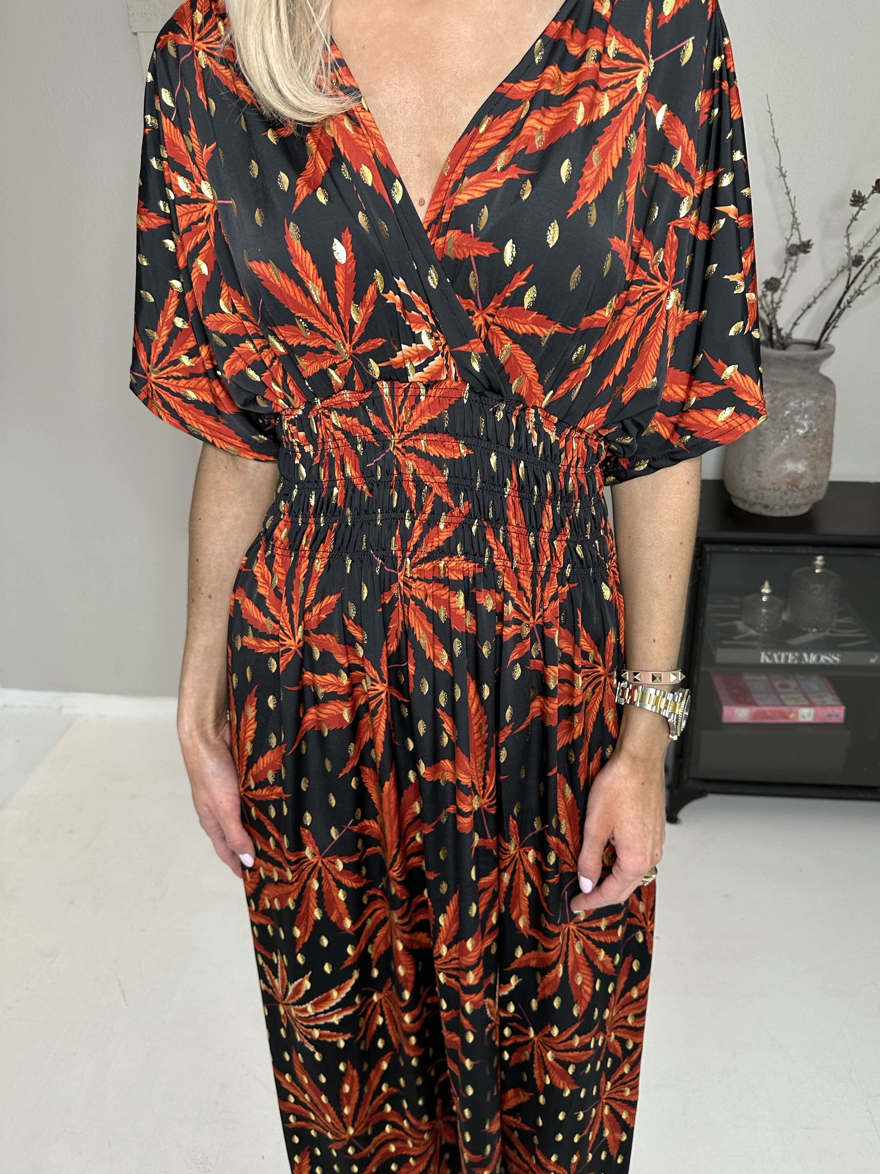 Pams Leaf - Lang elastisk kjole i krølfrit stof