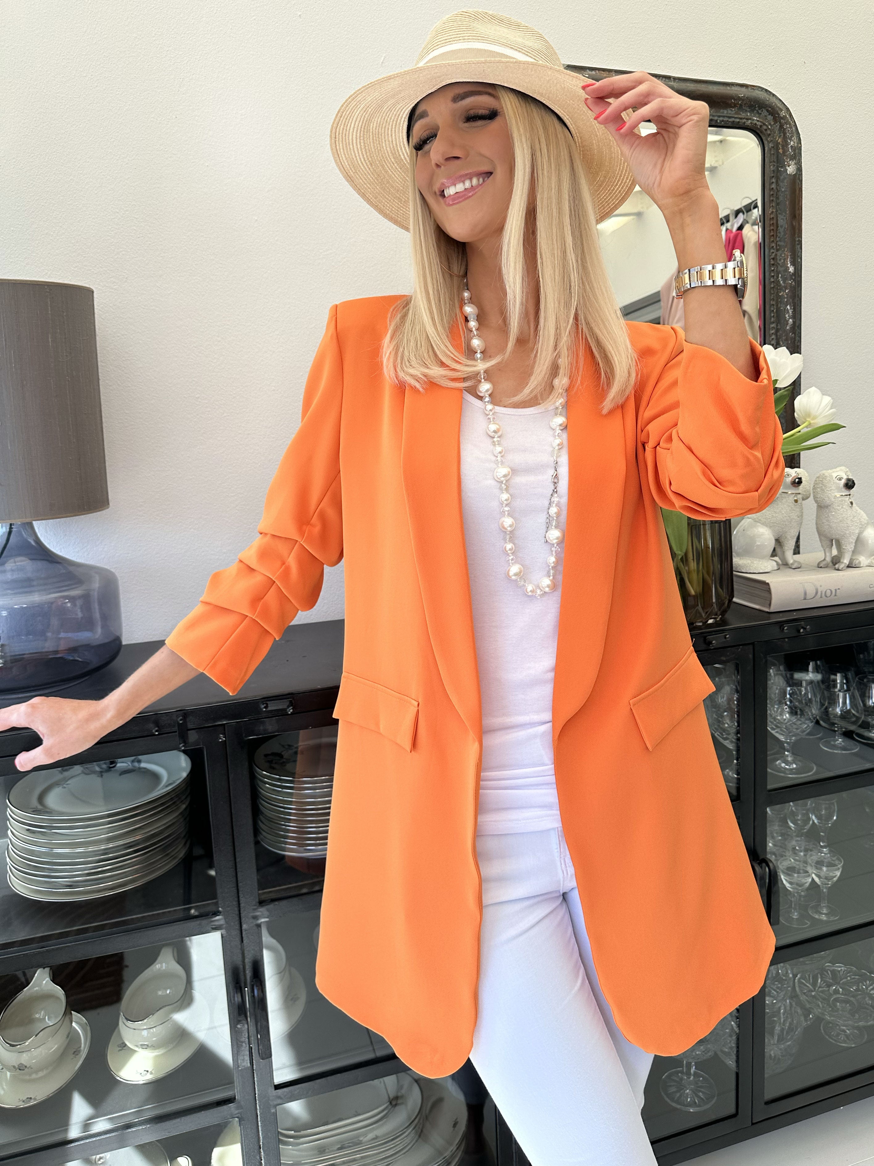 Mila Long - Stilren blazer med rynk på ærmet