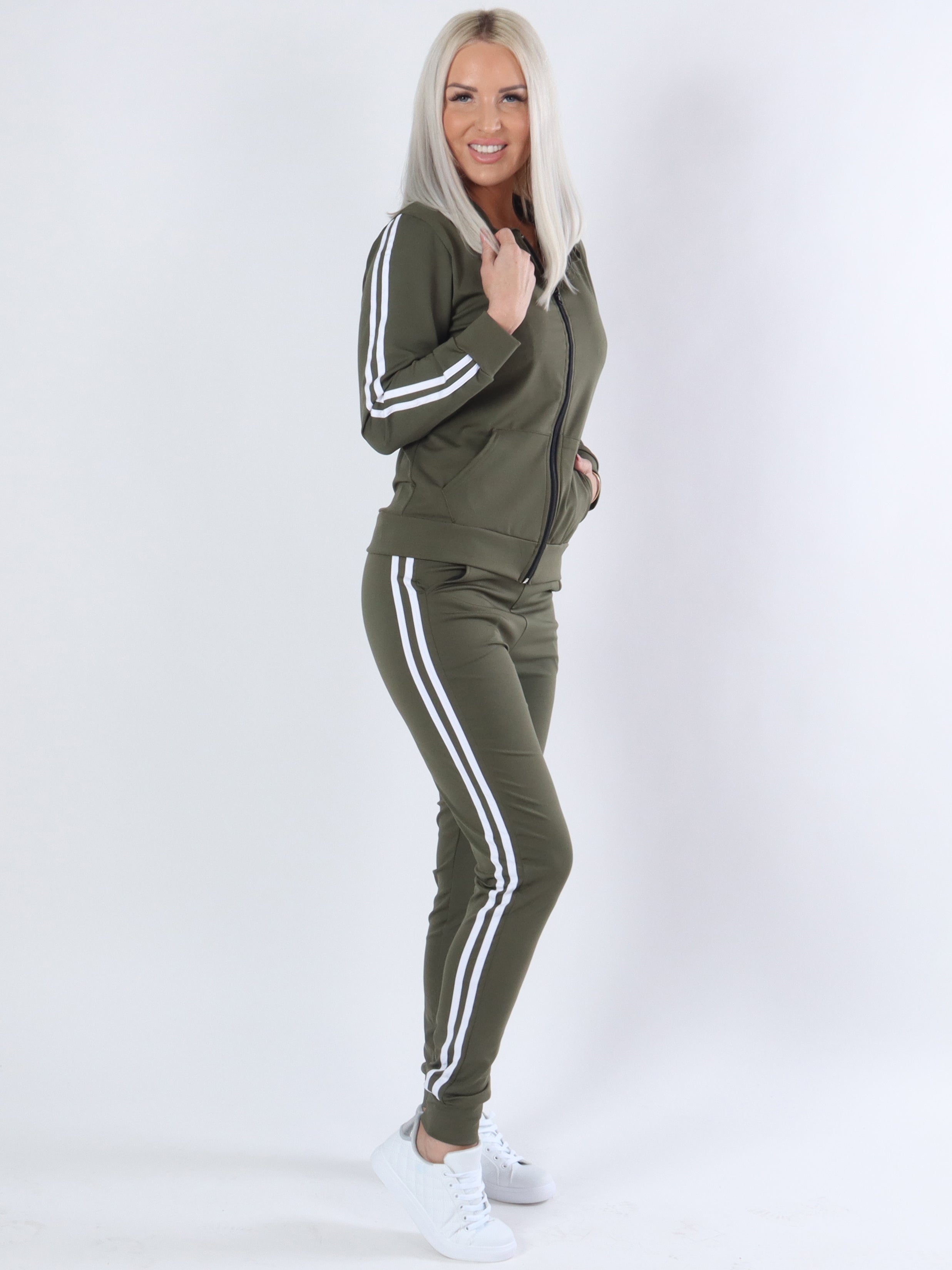 Celin - Armygrøn joggingsæt med hvide striber